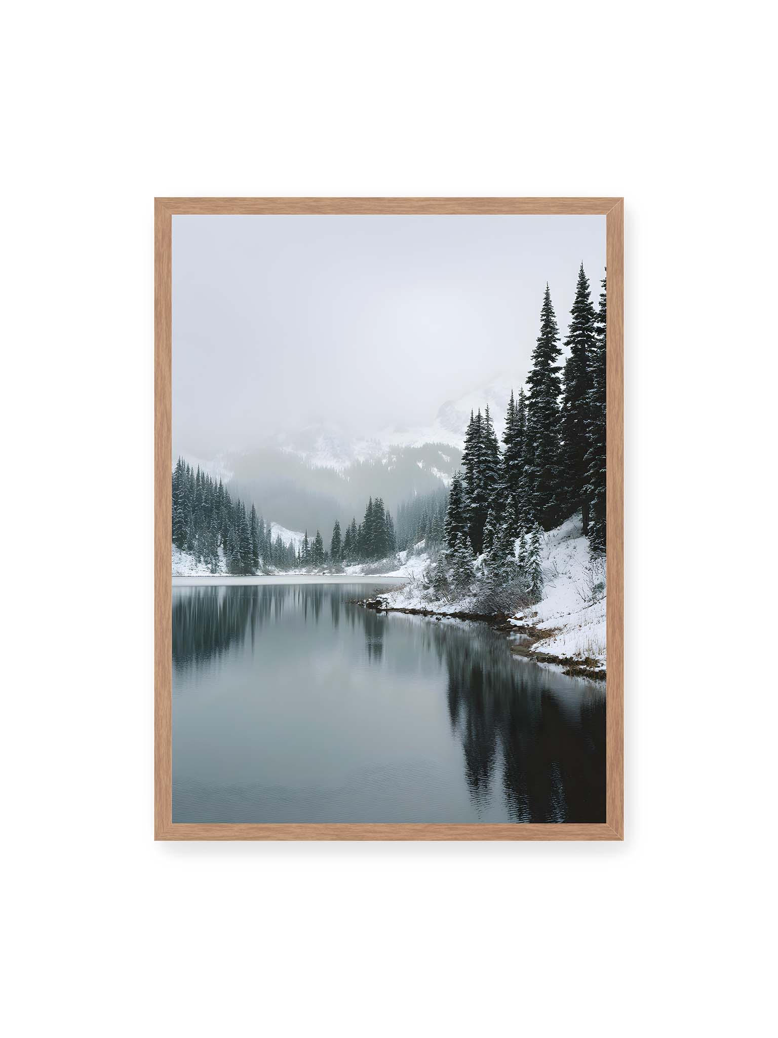 50x70 cm, Eichenrahmen – Ruhiger, spiegelnder Bergsee mit schneebedeckten Tannen und nebelverhangenen Bergen im Hintergrund.