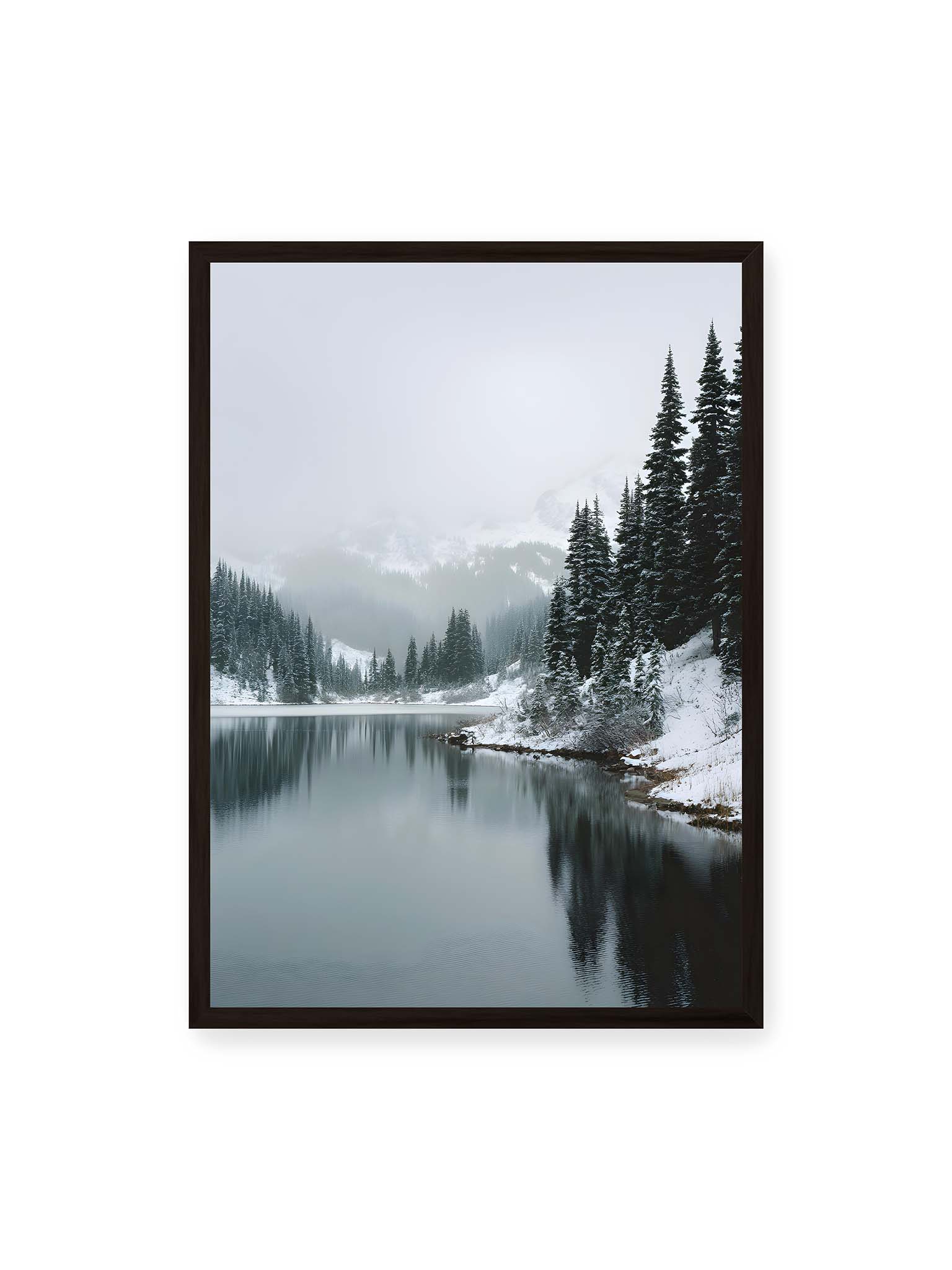 50x70 cm, schwarzer Rahmen – Ruhiger, spiegelnder Bergsee mit schneebedeckten Tannen und nebelverhangenen Bergen im Hintergrund.