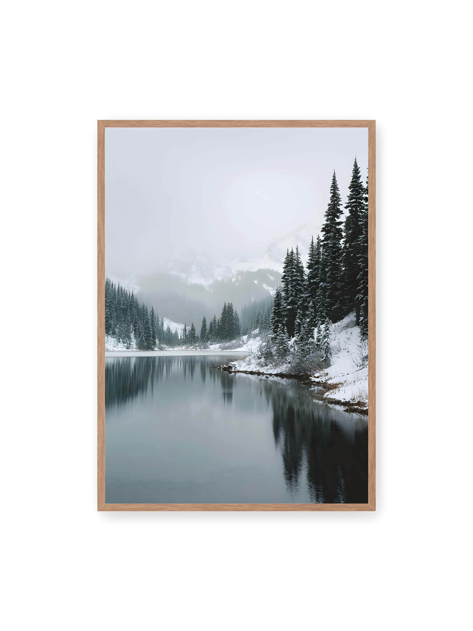 70x100 cm, Eichenrahmen – Ruhiger, spiegelnder Bergsee mit schneebedeckten Tannen und nebelverhangenen Bergen im Hintergrund.