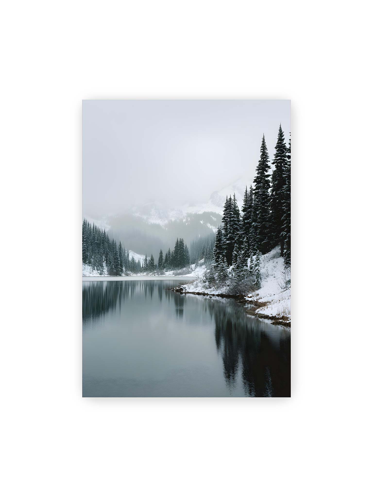 70x100 cm – Ruhiger, spiegelnder Bergsee mit schneebedeckten Tannen und nebelverhangenen Bergen im Hintergrund.