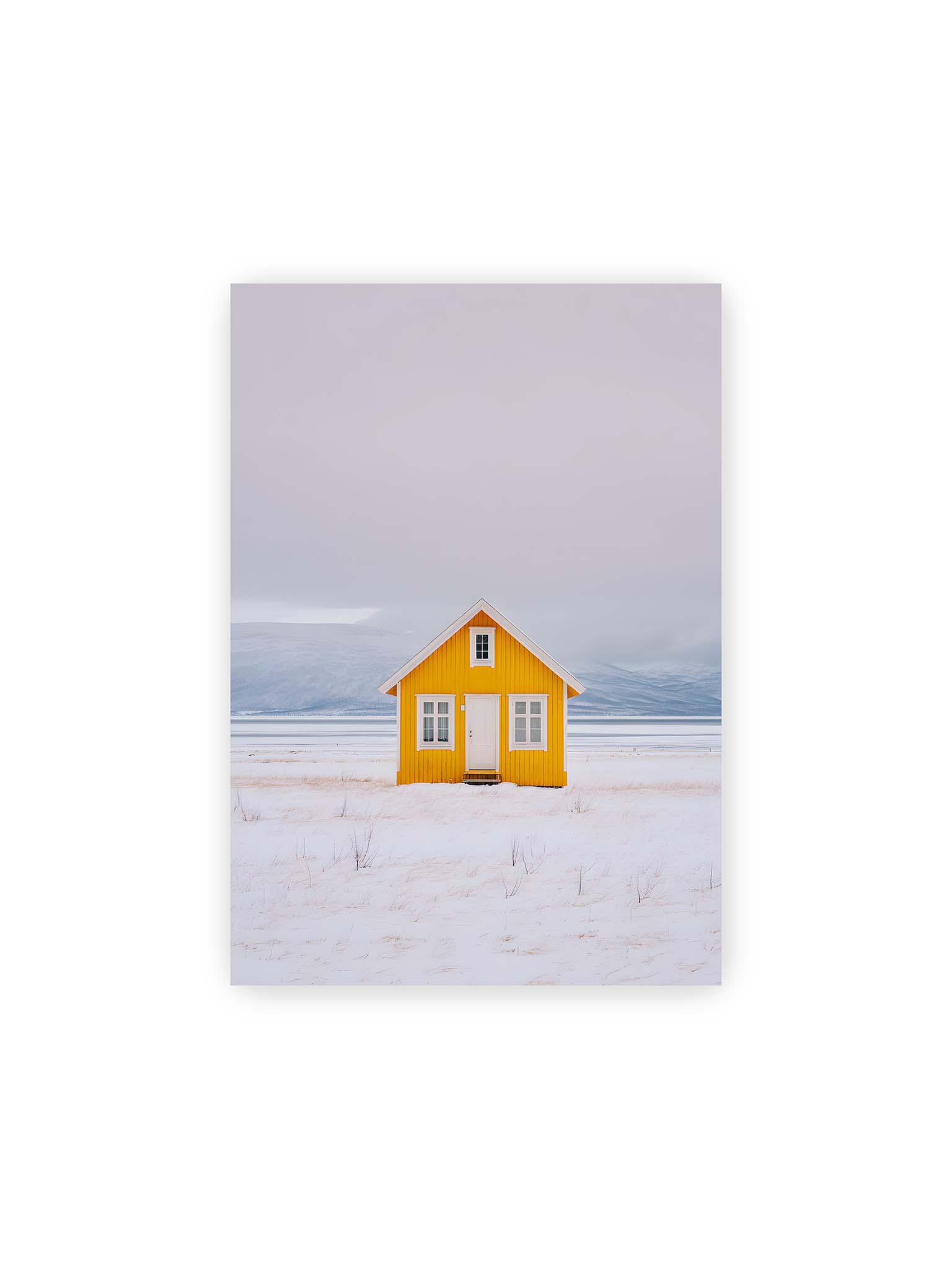 21x30 cm – Gelbes Haus steht allein in weiter verschneiter Landschaft mit Bergen im Hintergrund und grauem Himmel.
