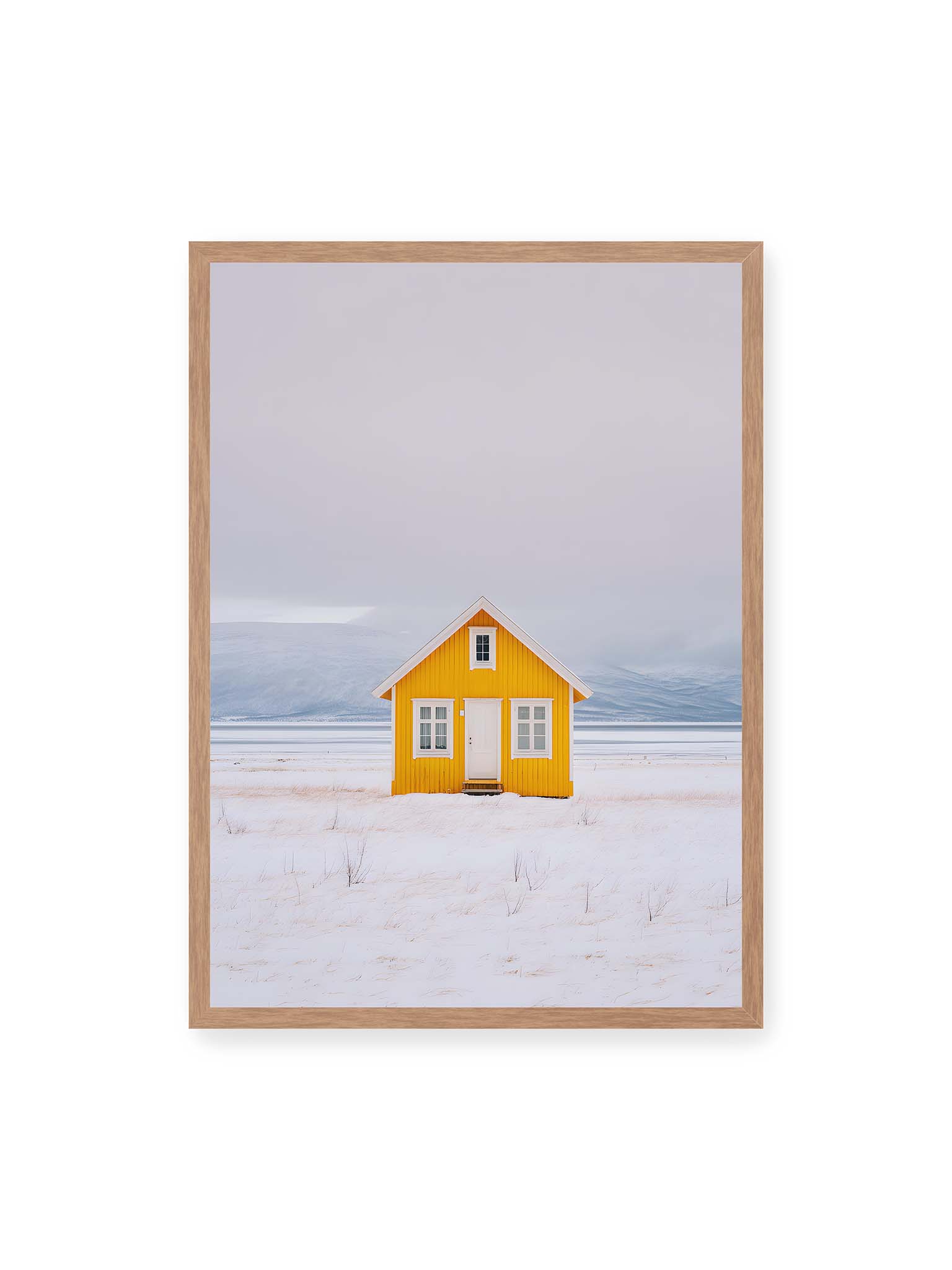 50x70 cm, Eichenrahmen – Gelbes Haus steht allein in weiter verschneiter Landschaft mit Bergen im Hintergrund und grauem Himmel.