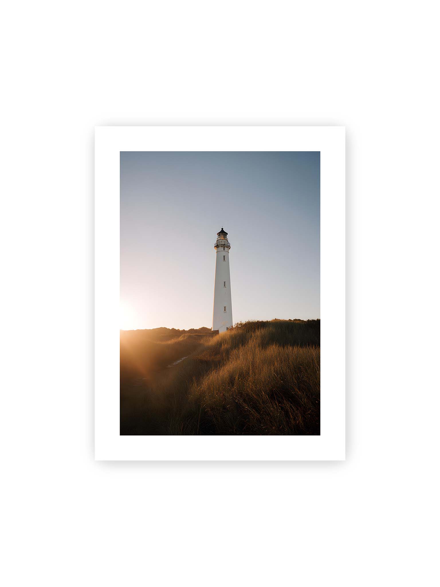 30x40 cm, weißer Galerie-Rand – Weißer Leuchtturm über Dünen im warmen Abendlicht mit sanftem Himmel im Hintergrund.