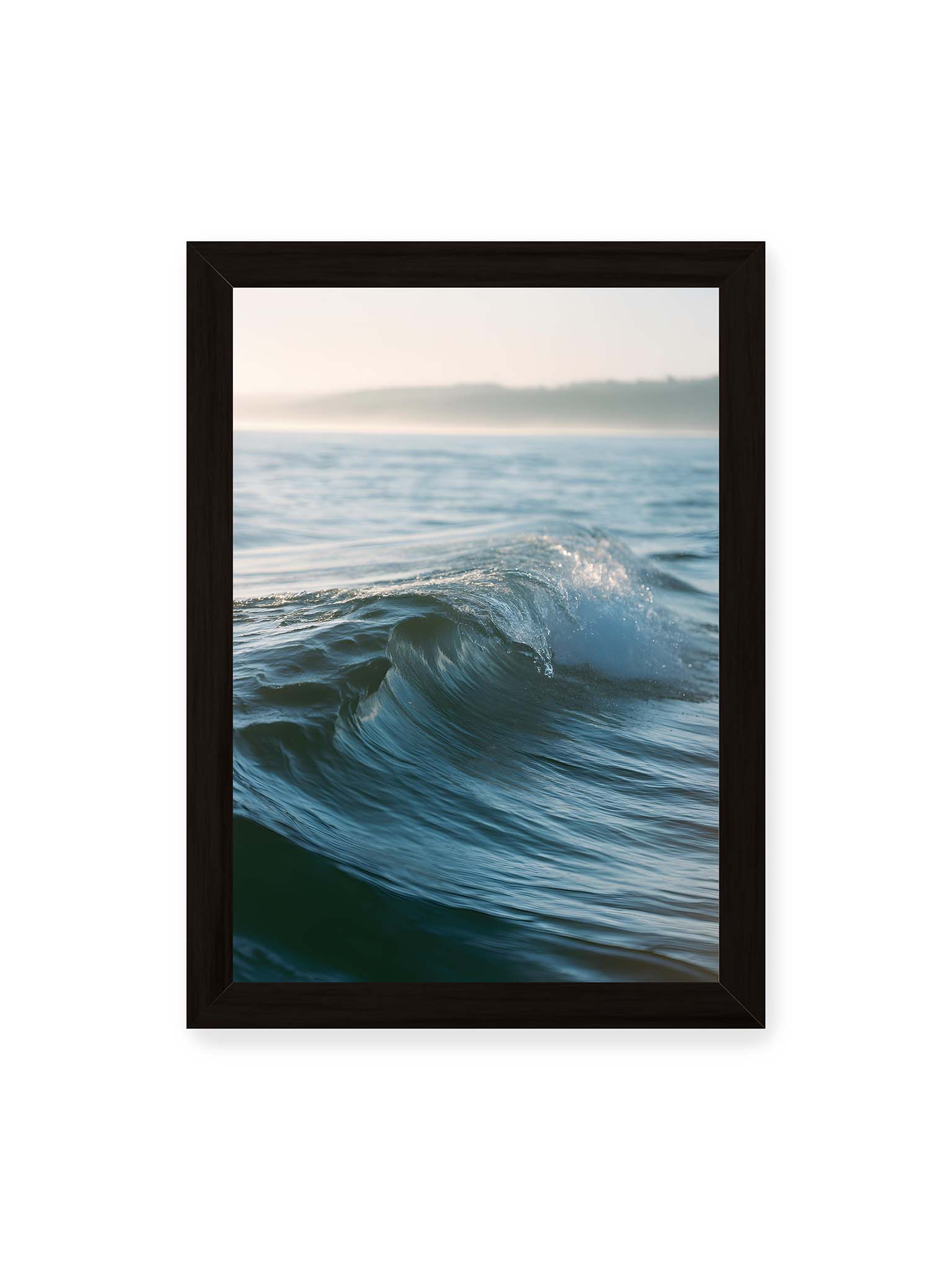 21x30 cm, schwarzer Rahmen – Sanfte Meereswelle im warmen Licht mit feiner Struktur und ruhigem Hintergrund.