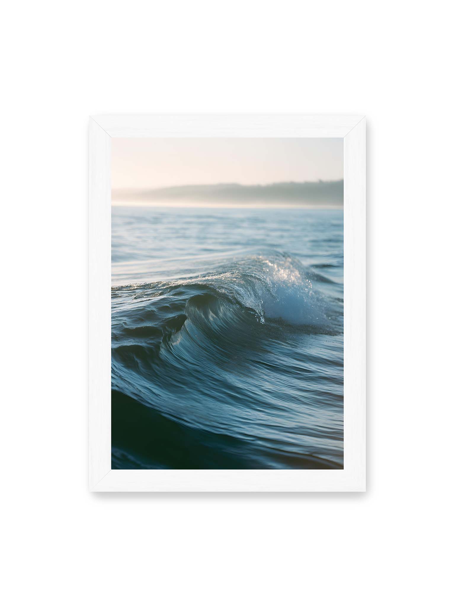 21x30 cm, weißer Rahmen – Sanfte Meereswelle im warmen Licht mit feiner Struktur und ruhigem Hintergrund.
