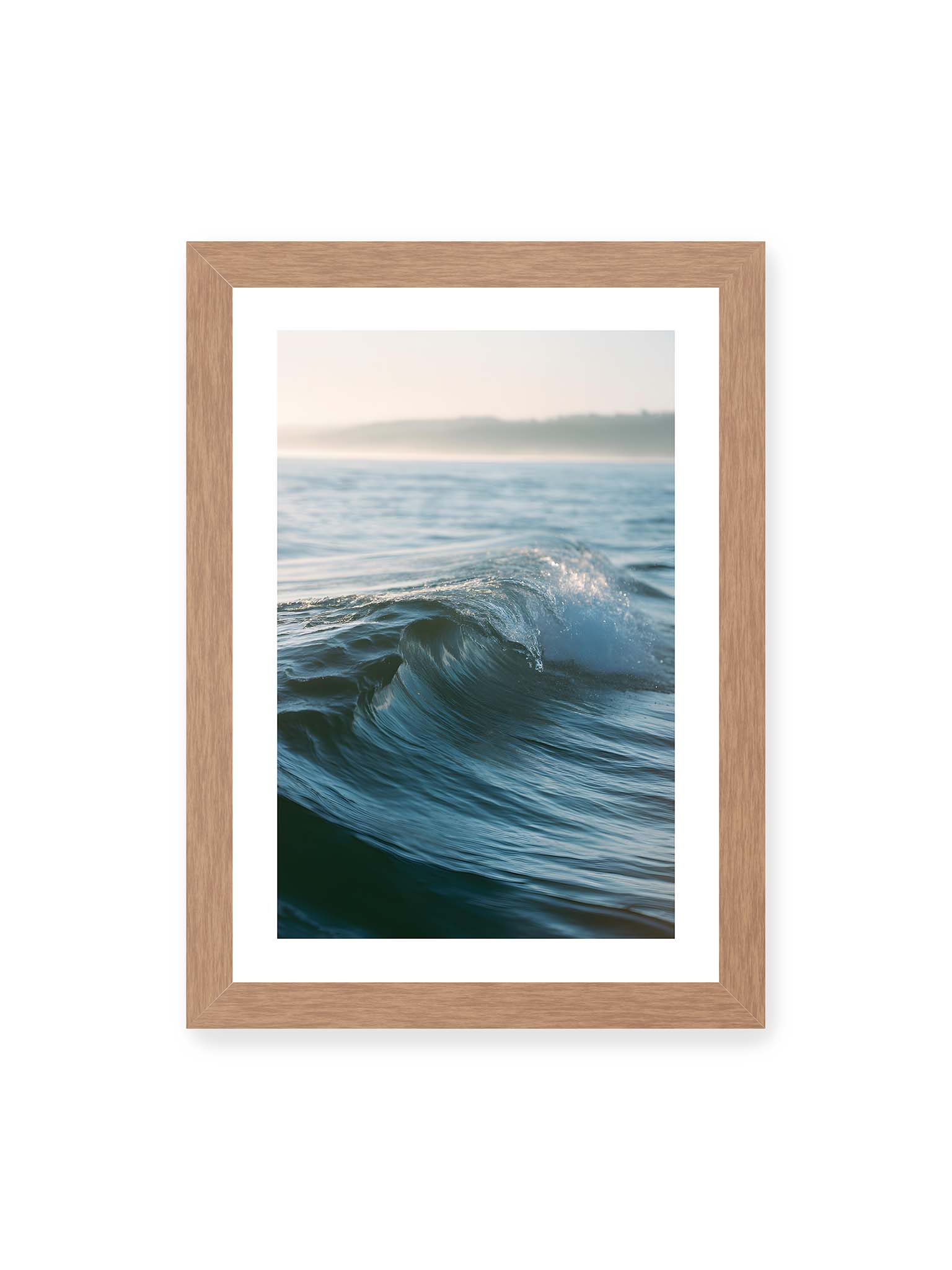 21x30 cm, weißer Galerie-Rand, Eichenrahmen – Sanfte Meereswelle im warmen Licht mit feiner Struktur und ruhigem Hintergrund.