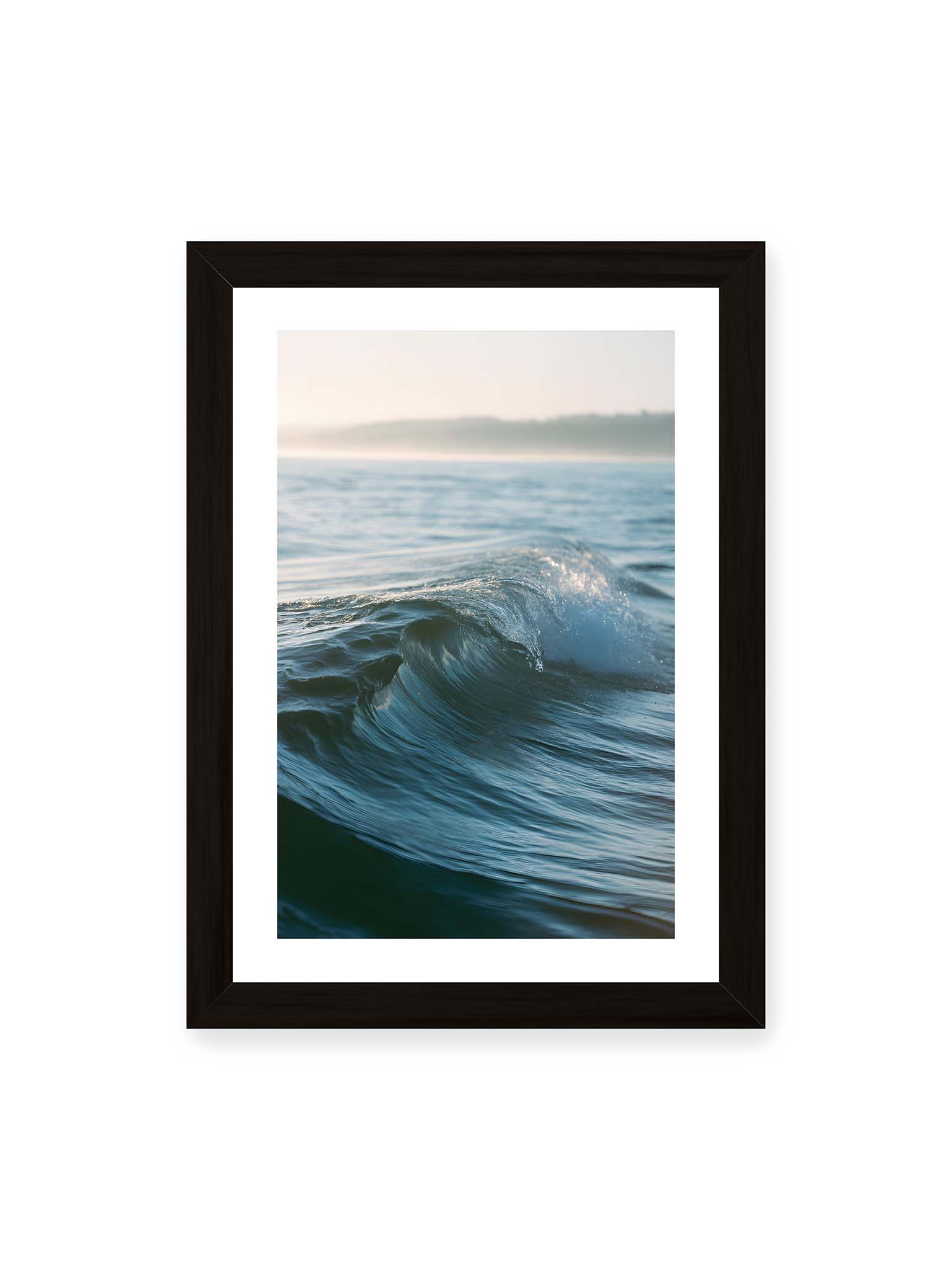 21x30 cm, weißer Galerie-Rand, schwarzer Rahmen – Sanfte Meereswelle im warmen Licht mit feiner Struktur und ruhigem Hintergrund.