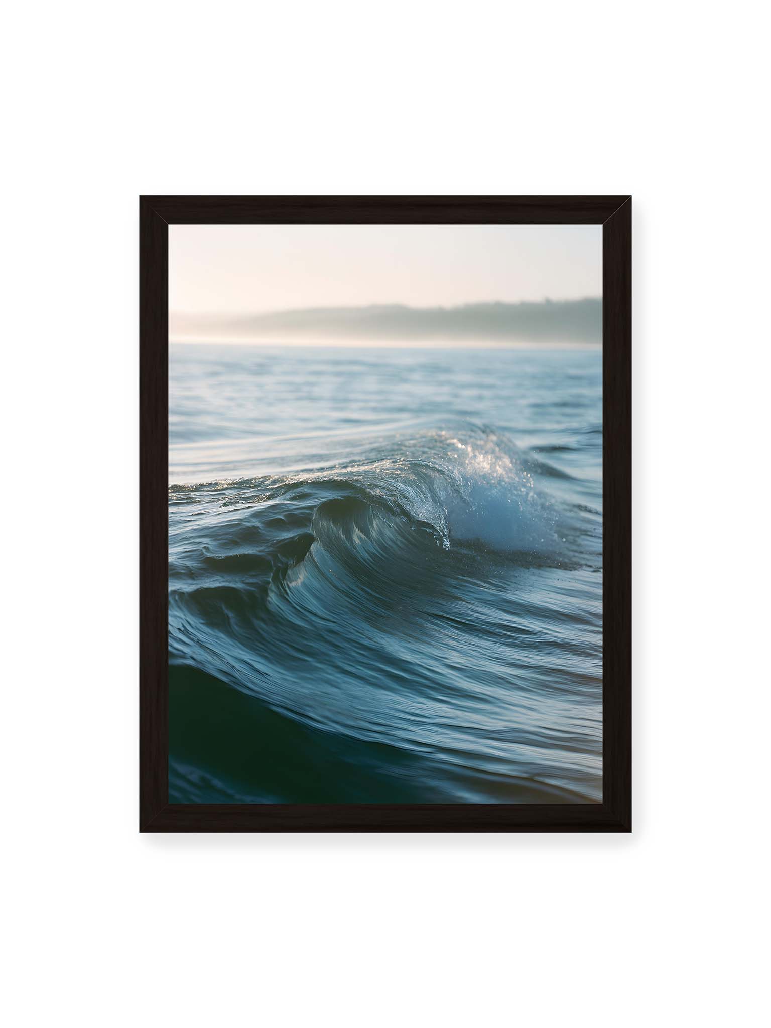 30x40 cm, schwarzer Rahmen – Sanfte Meereswelle im warmen Licht mit feiner Struktur und ruhigem Hintergrund.