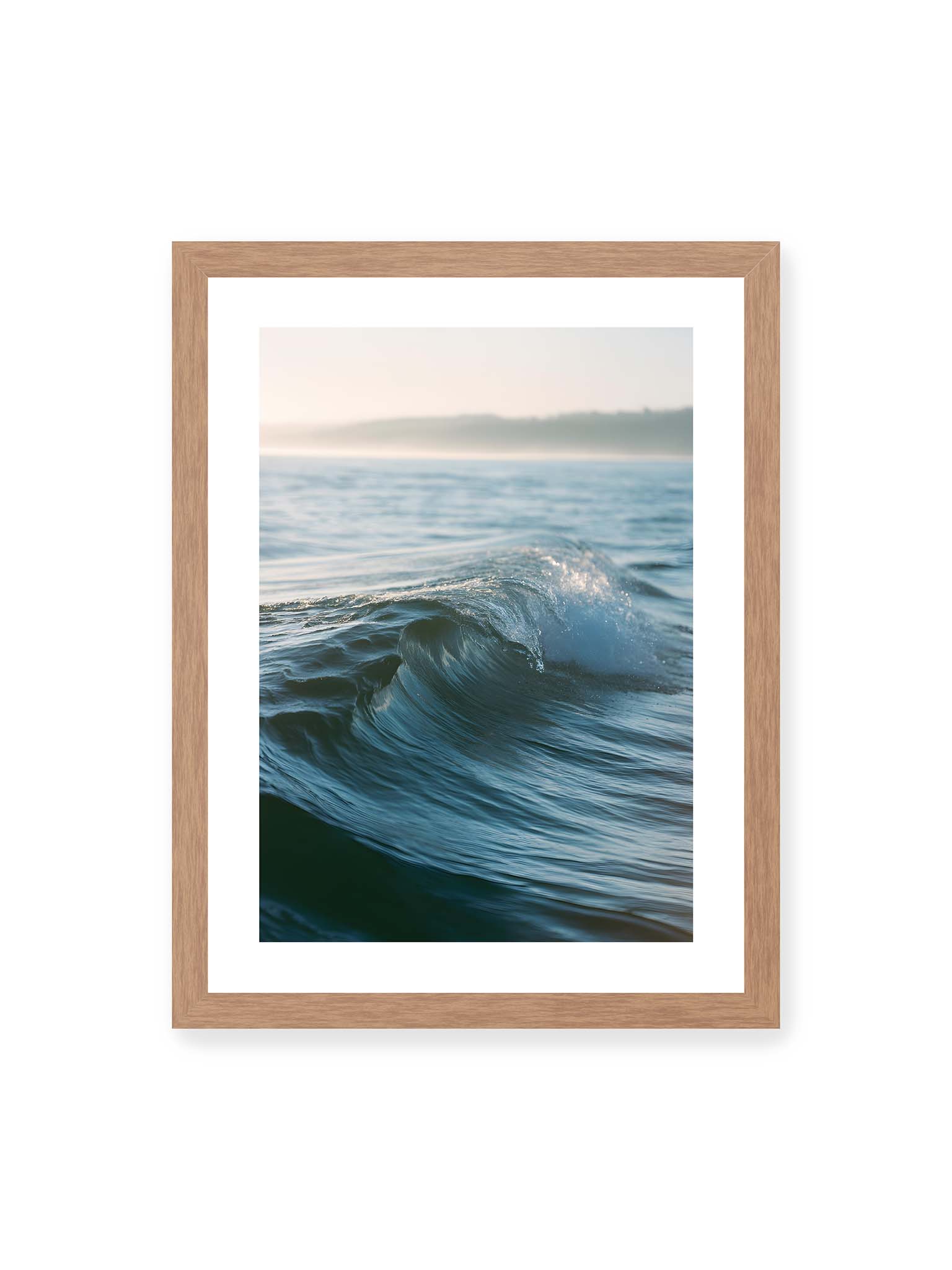 30x40 cm, weißer Galerie-Rand, Eichenrahmen – Sanfte Meereswelle im warmen Licht mit feiner Struktur und ruhigem Hintergrund.