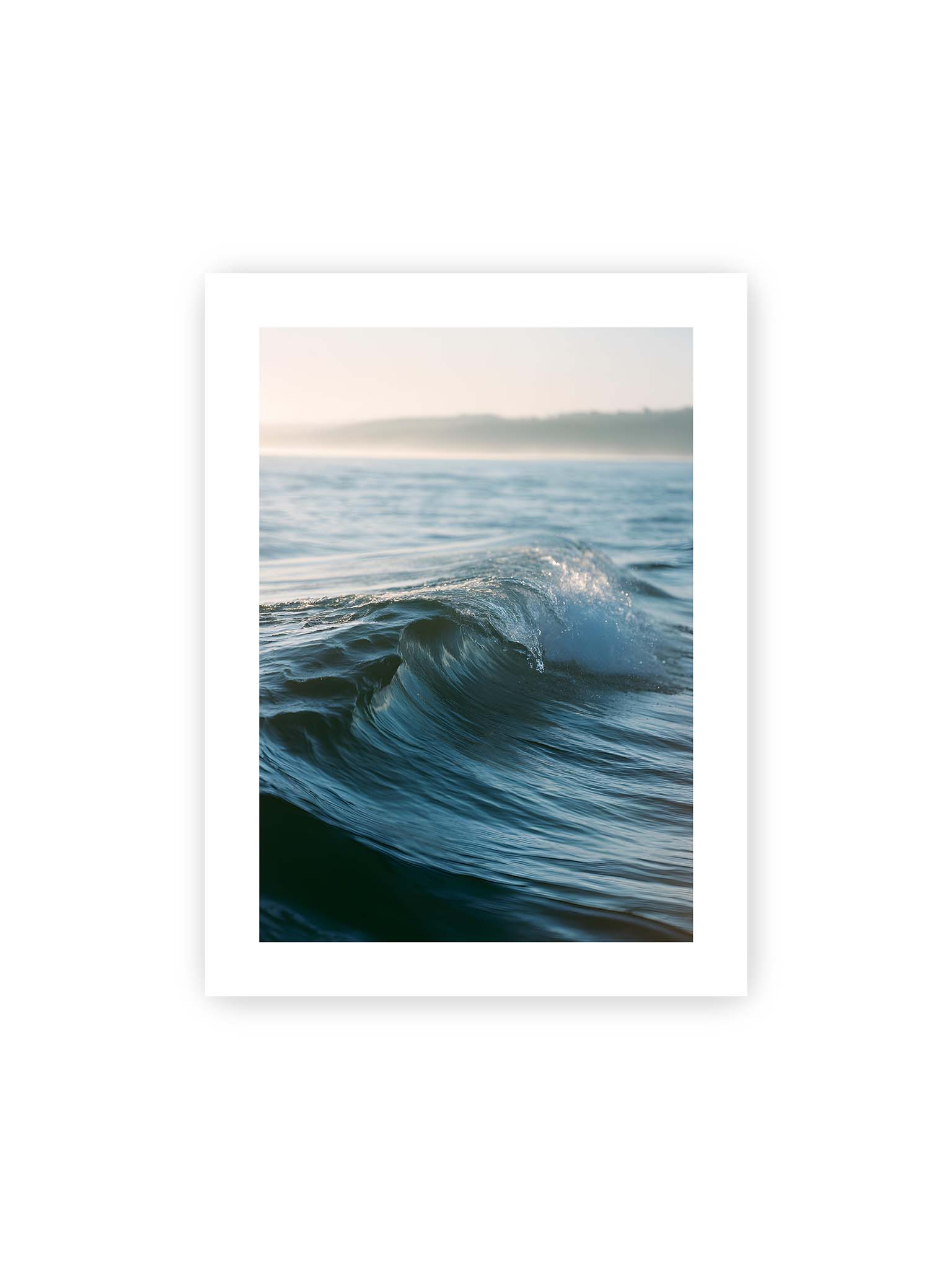 30x40 cm, weißer Galerie-Rand – Sanfte Meereswelle im warmen Licht mit feiner Struktur und ruhigem Hintergrund.