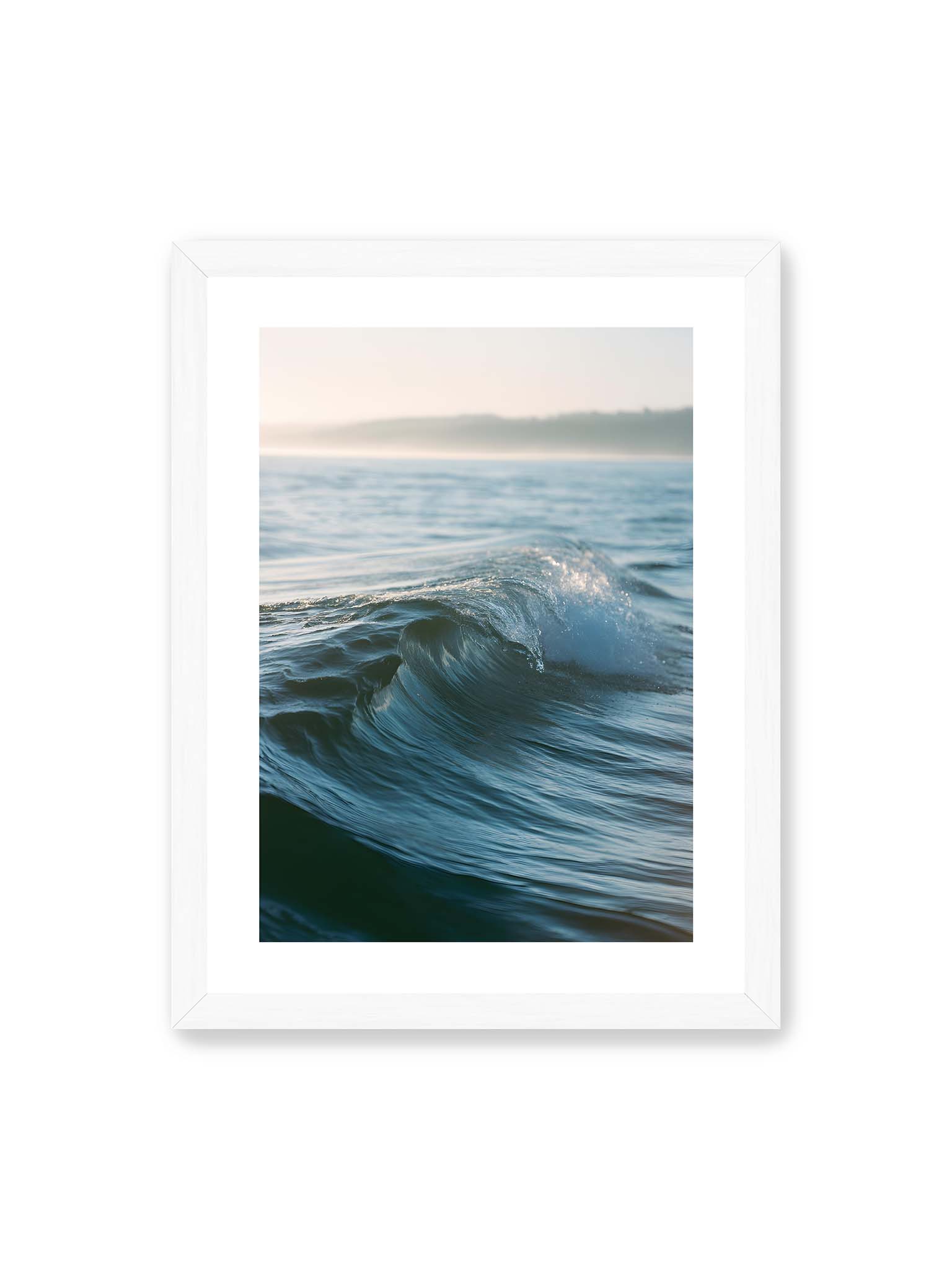 30x40 cm, weißer Galerie-Rand, weißer Rahmen – Sanfte Meereswelle im warmen Licht mit feiner Struktur und ruhigem Hintergrund.
