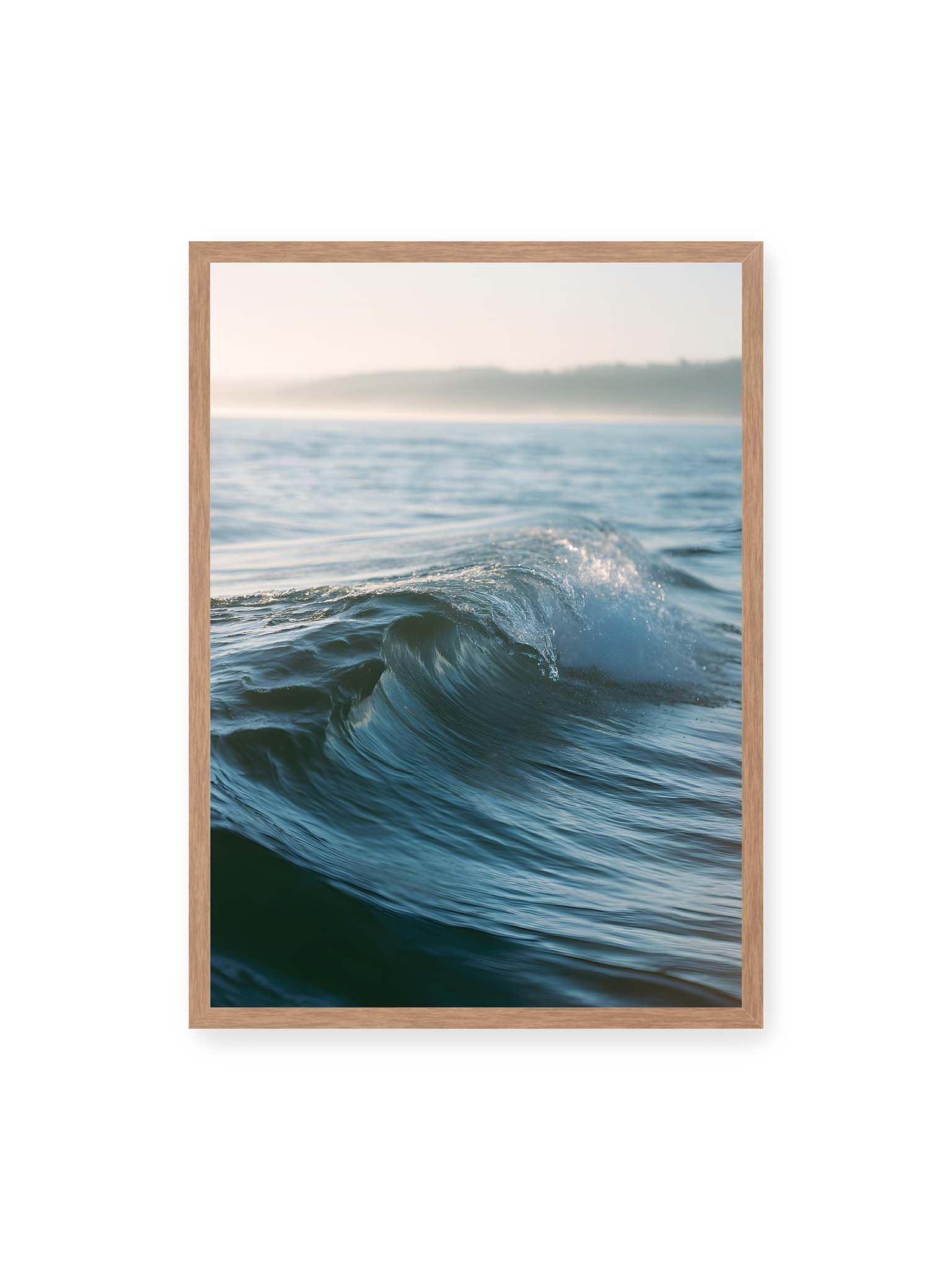 50x70 cm, Eichenrahmen – Sanfte Meereswelle im warmen Licht mit feiner Struktur und ruhigem Hintergrund.