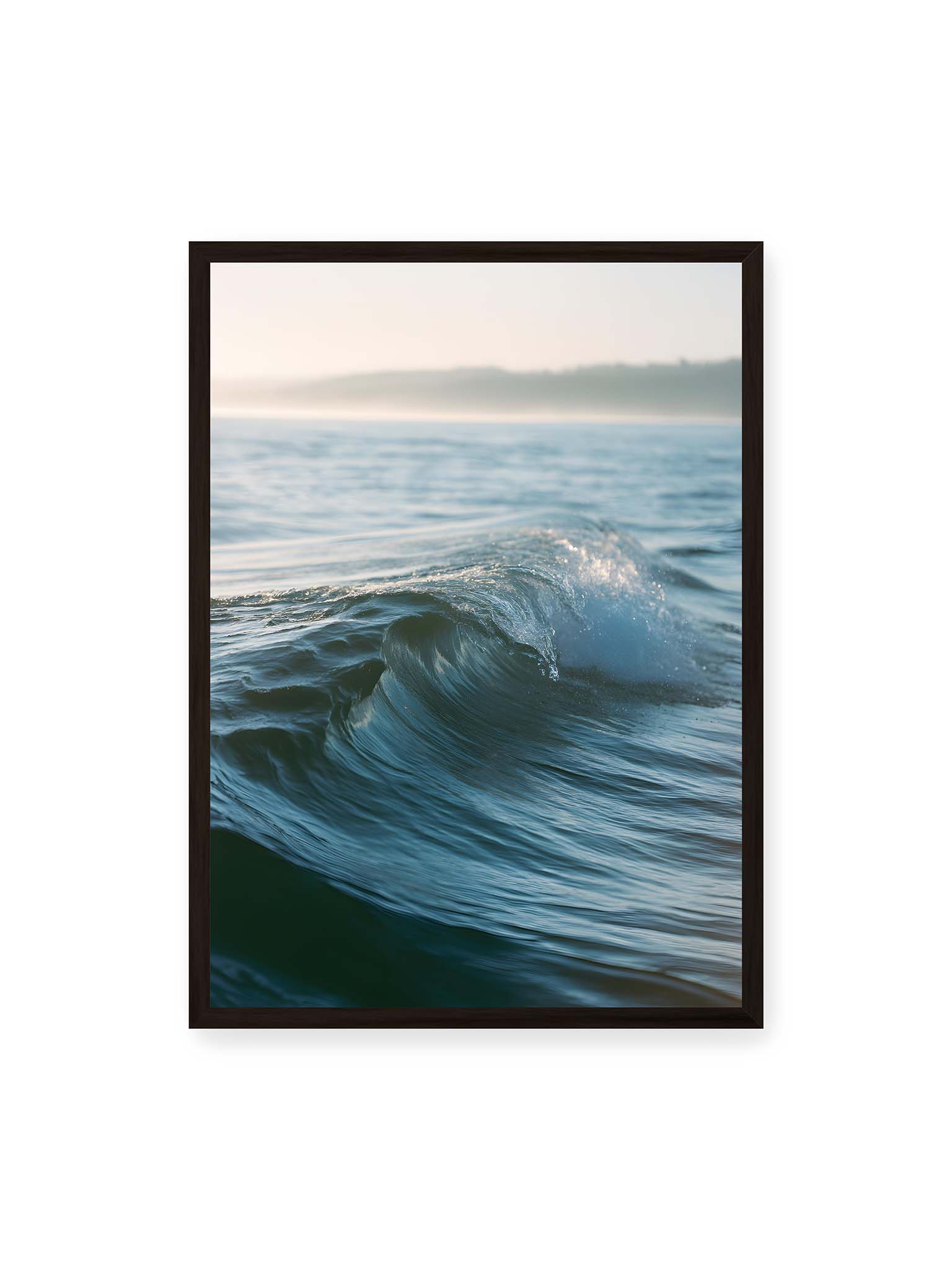 50x70 cm, schwarzer Rahmen – Sanfte Meereswelle im warmen Licht mit feiner Struktur und ruhigem Hintergrund.