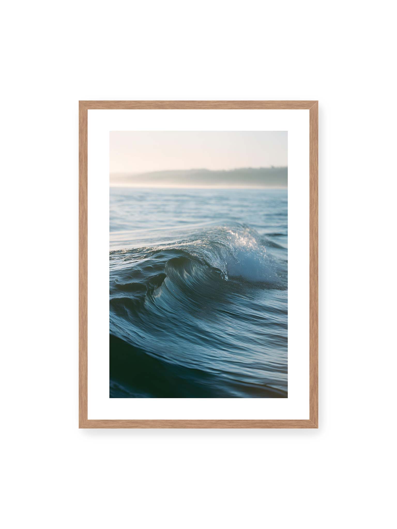 50x70 cm, weißer Galerie-Rand, Eichenrahmen – Sanfte Meereswelle im warmen Licht mit feiner Struktur und ruhigem Hintergrund.
