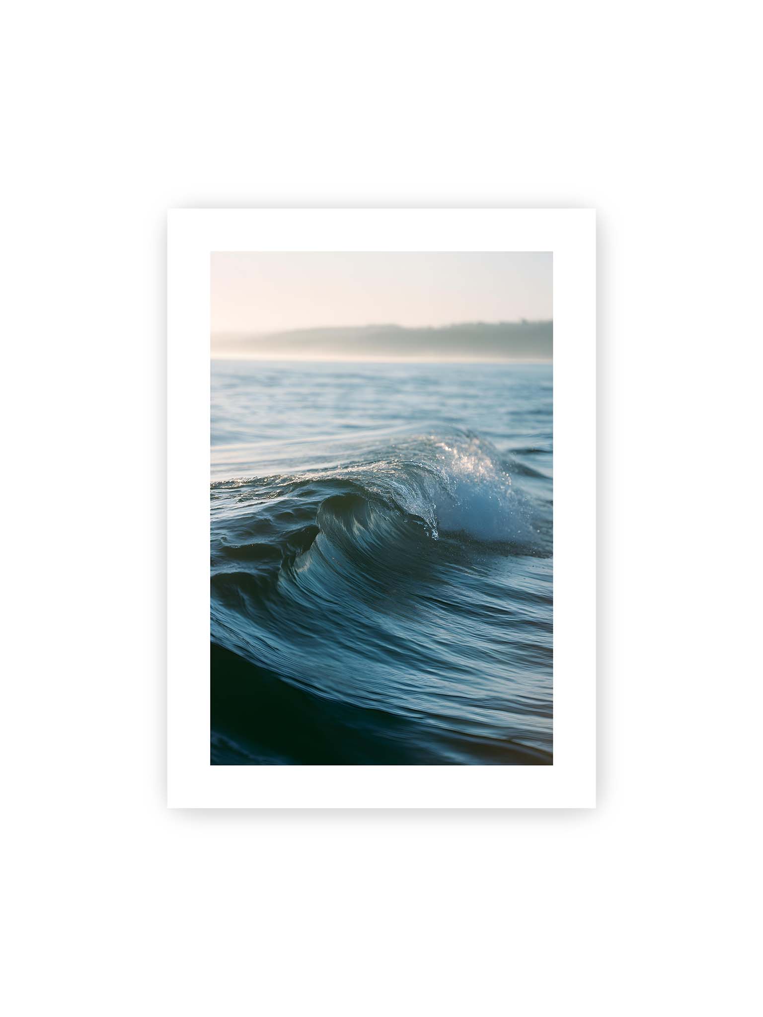 50x70 cm, weißer Galerie-Rand – Sanfte Meereswelle im warmen Licht mit feiner Struktur und ruhigem Hintergrund.