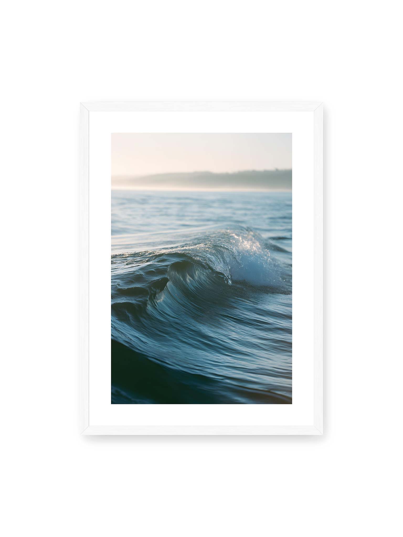 50x70 cm, weißer Galerie-Rand, weißer Rahmen – Sanfte Meereswelle im warmen Licht mit feiner Struktur und ruhigem Hintergrund.