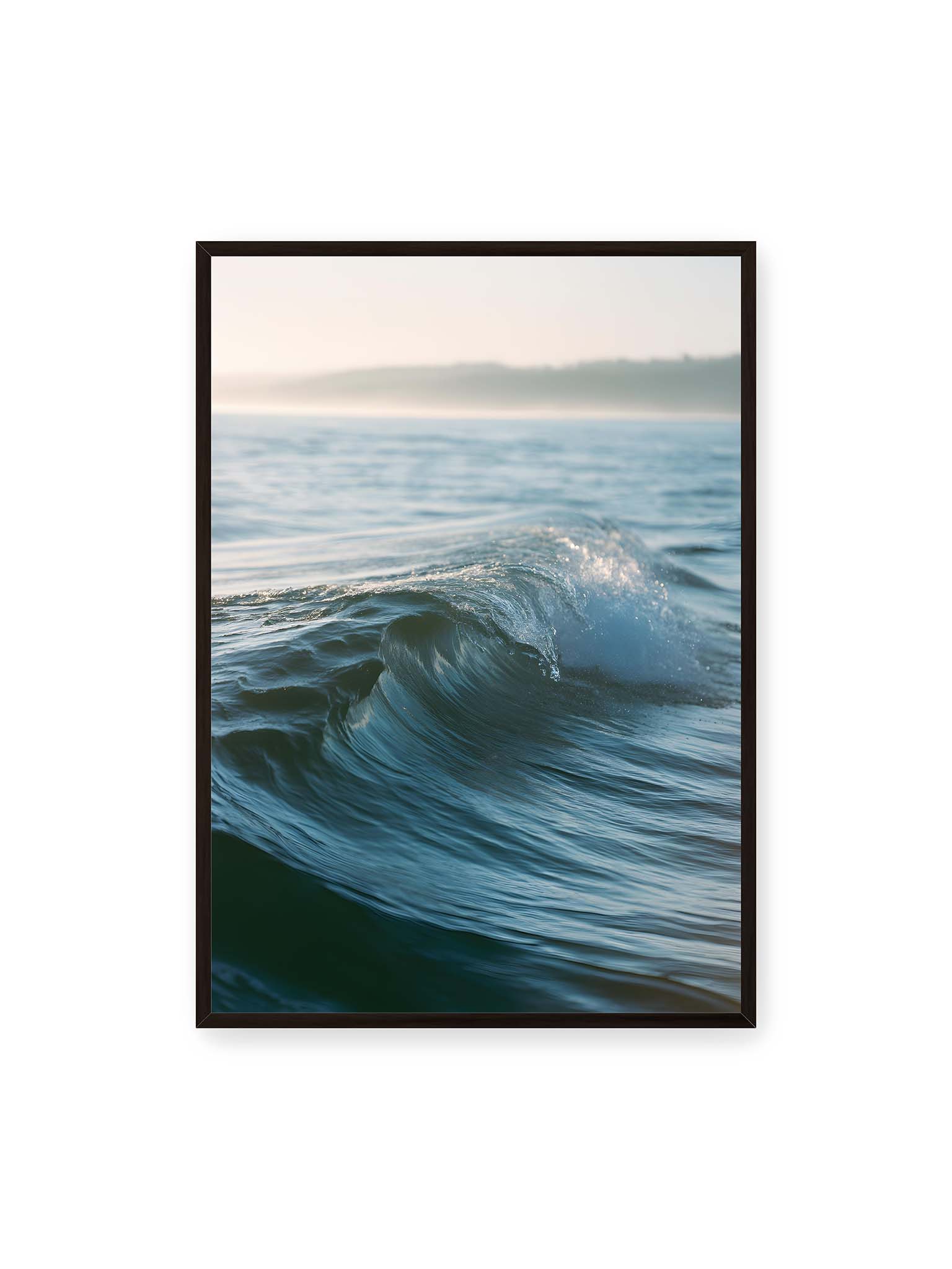 70x100 cm, schwarzer Rahmen – Sanfte Meereswelle im warmen Licht mit feiner Struktur und ruhigem Hintergrund.