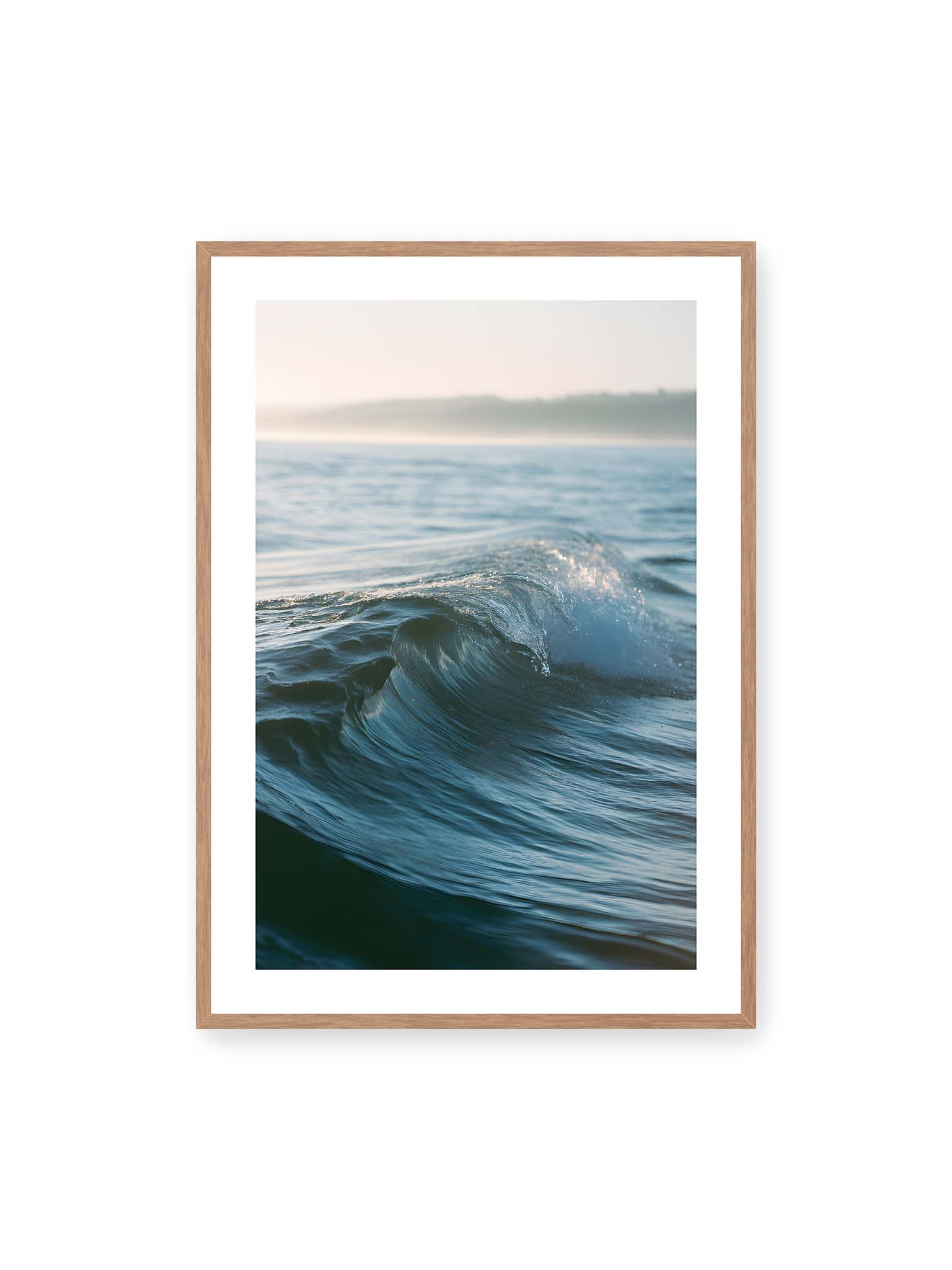 70x100 cm, weißer Galerie-Rand, Eichenrahmen – Sanfte Meereswelle im warmen Licht mit feiner Struktur und ruhigem Hintergrund.