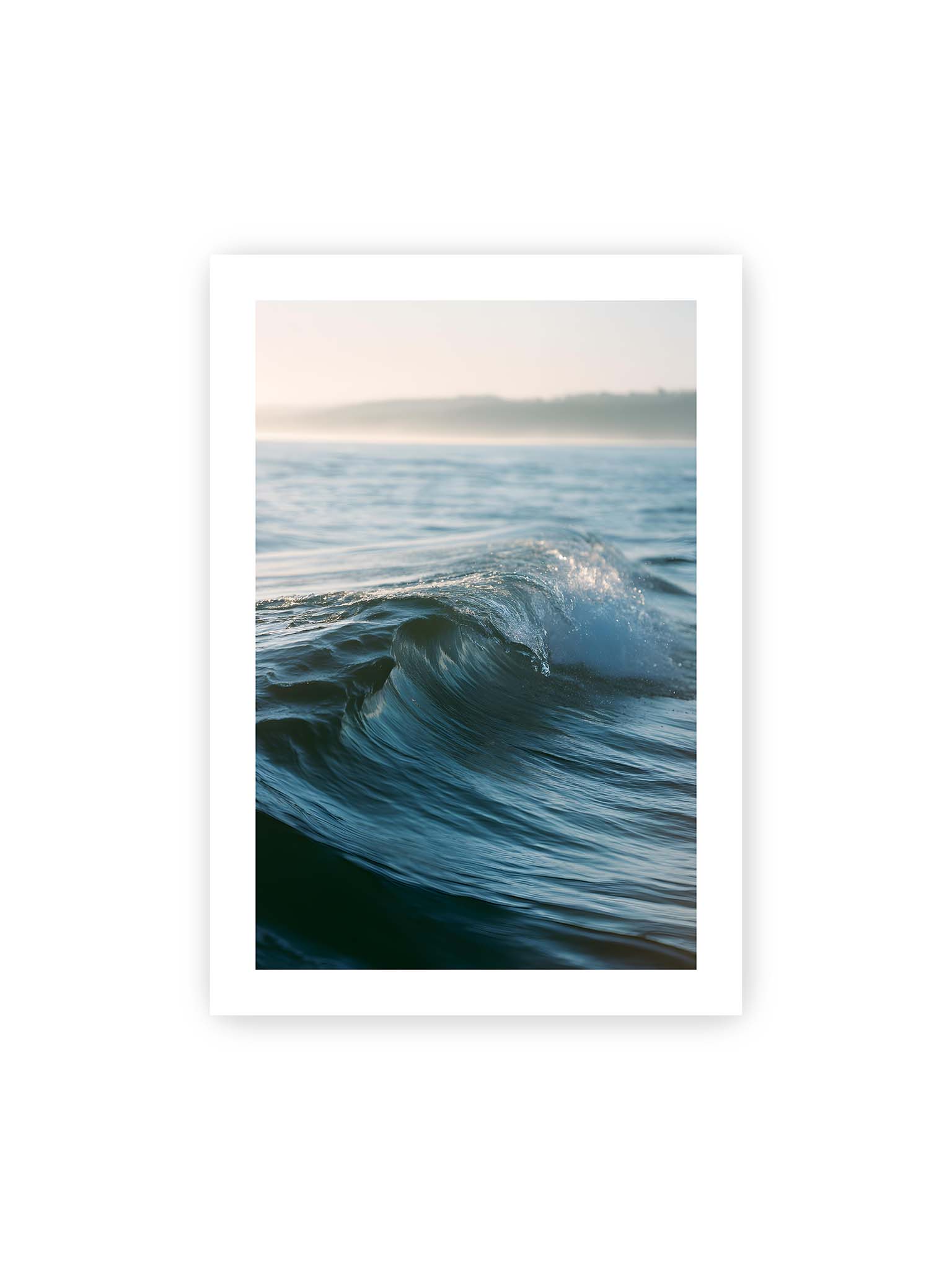 70x100 cm, weißer Galerie-Rand – Sanfte Meereswelle im warmen Licht mit feiner Struktur und ruhigem Hintergrund.