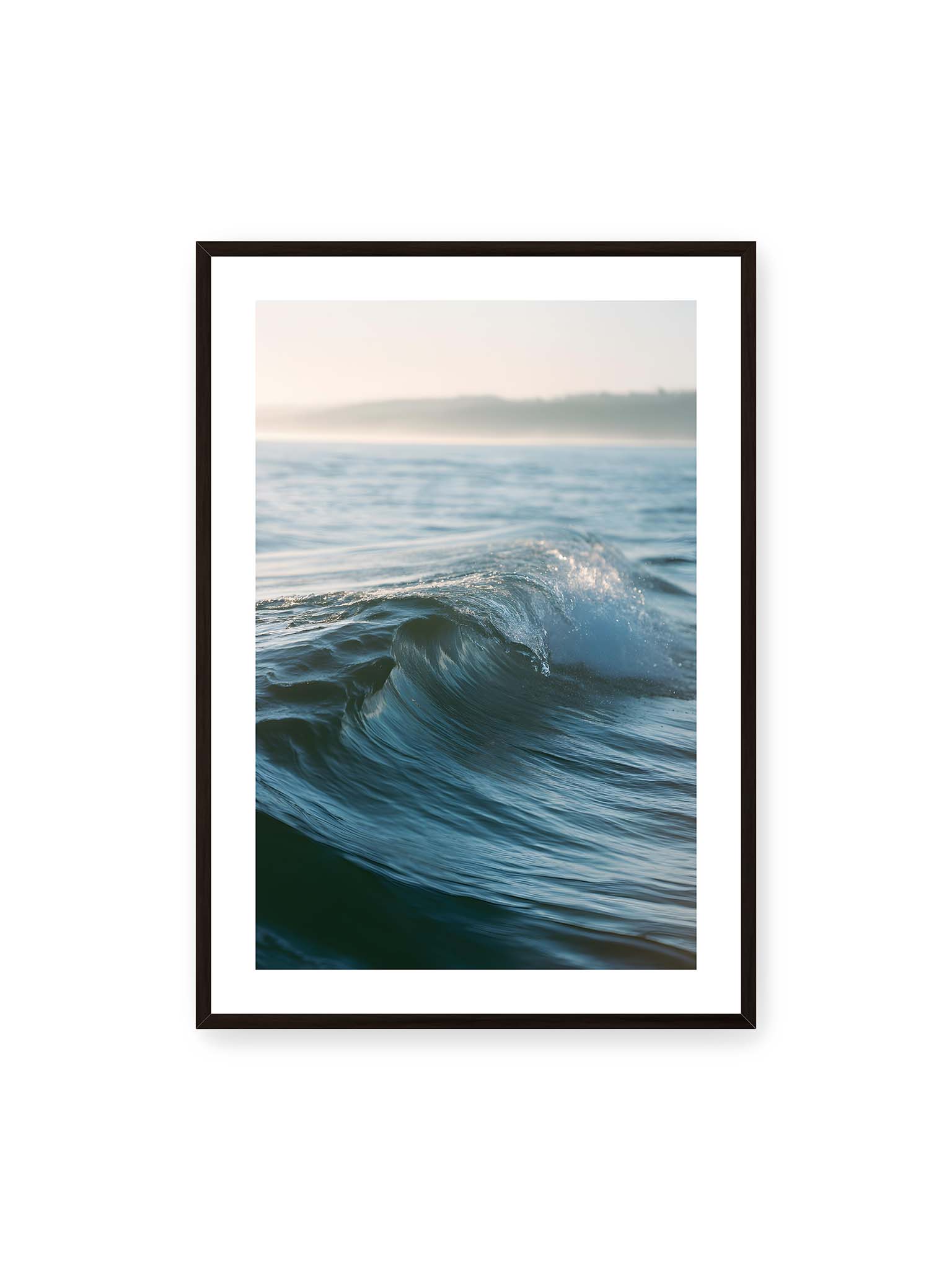 70x100 cm, weißer Galerie-Rand, schwarzer Rahmen – Sanfte Meereswelle im warmen Licht mit feiner Struktur und ruhigem Hintergrund.