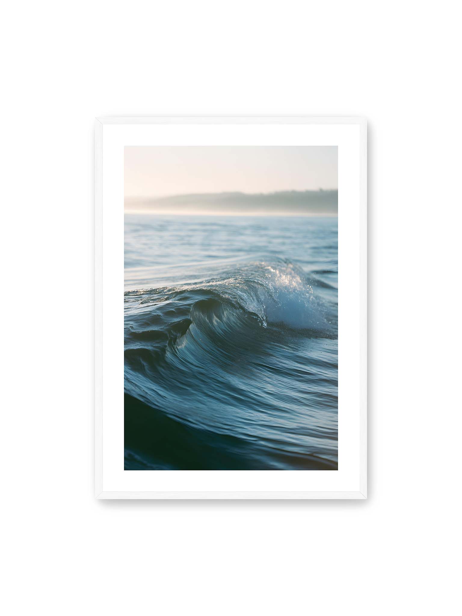 70x100 cm, weißer Galerie-Rand, weißer Rahmen – Sanfte Meereswelle im warmen Licht mit feiner Struktur und ruhigem Hintergrund.