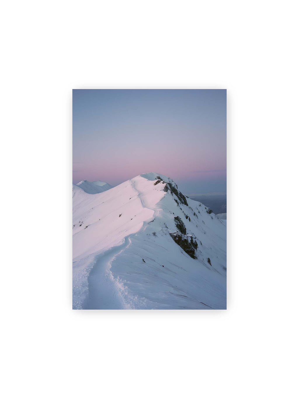 21x30 cm – Schmaler verschneiter Berggrat unter pastellfarbenem Himmel in ruhiger Berglandschaft.