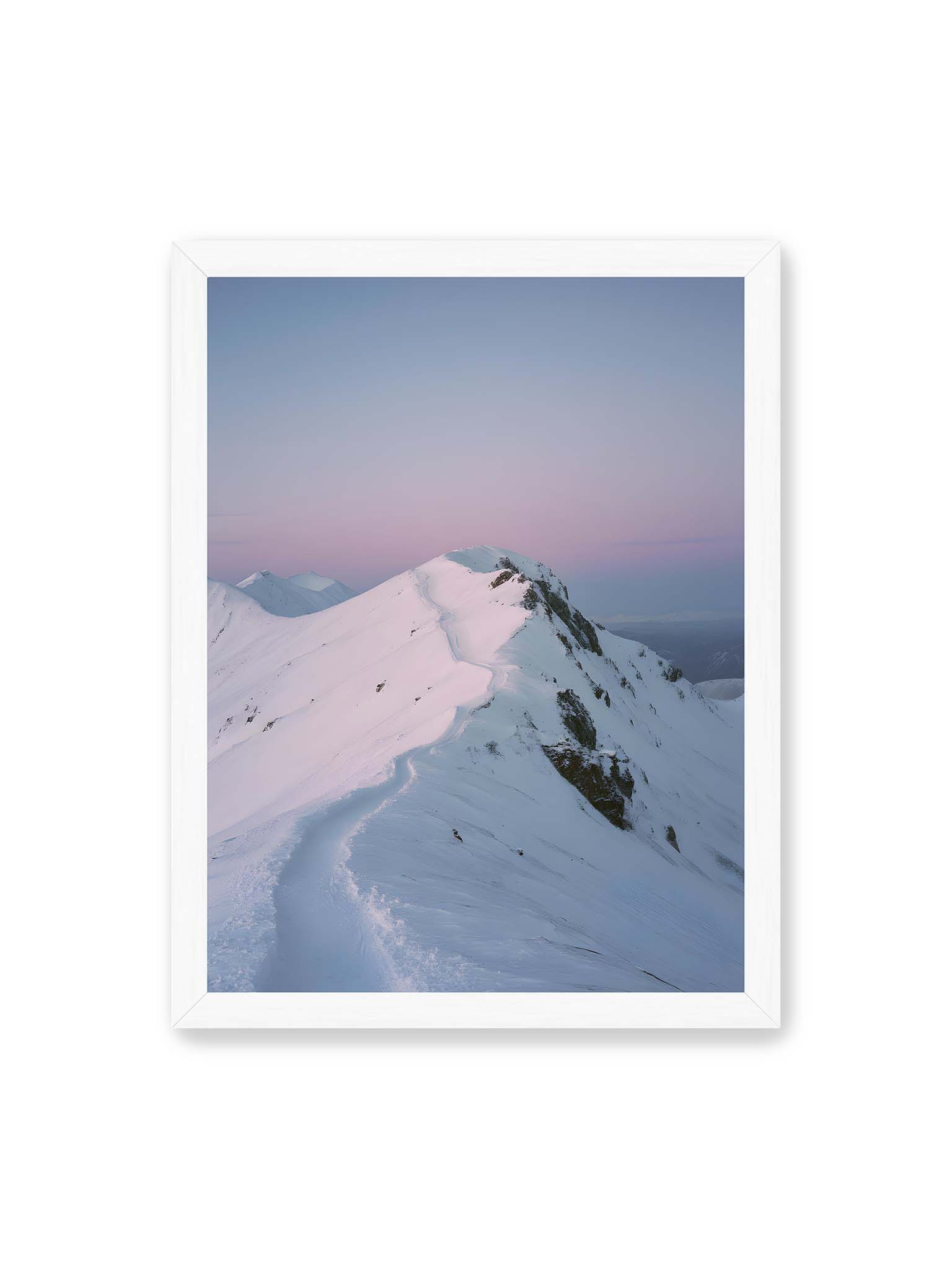30x40 cm, weißer Rahmen – Schmaler verschneiter Berggrat unter pastellfarbenem Himmel in ruhiger Berglandschaft.