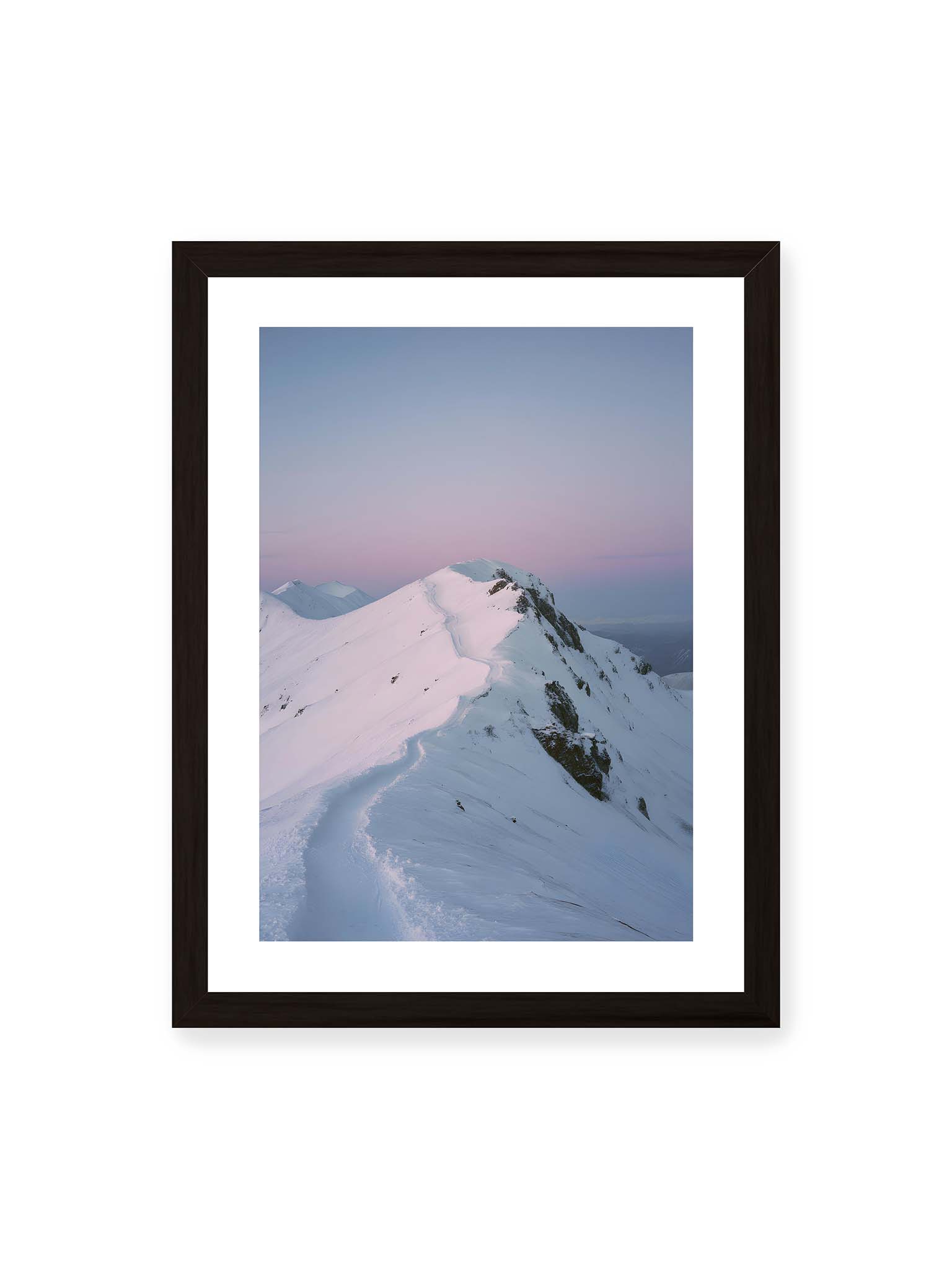 30x40 cm, weißer Galerie-Rand, schwarzer Rahmen – Schmaler verschneiter Berggrat unter pastellfarbenem Himmel in ruhiger Berglandschaft.