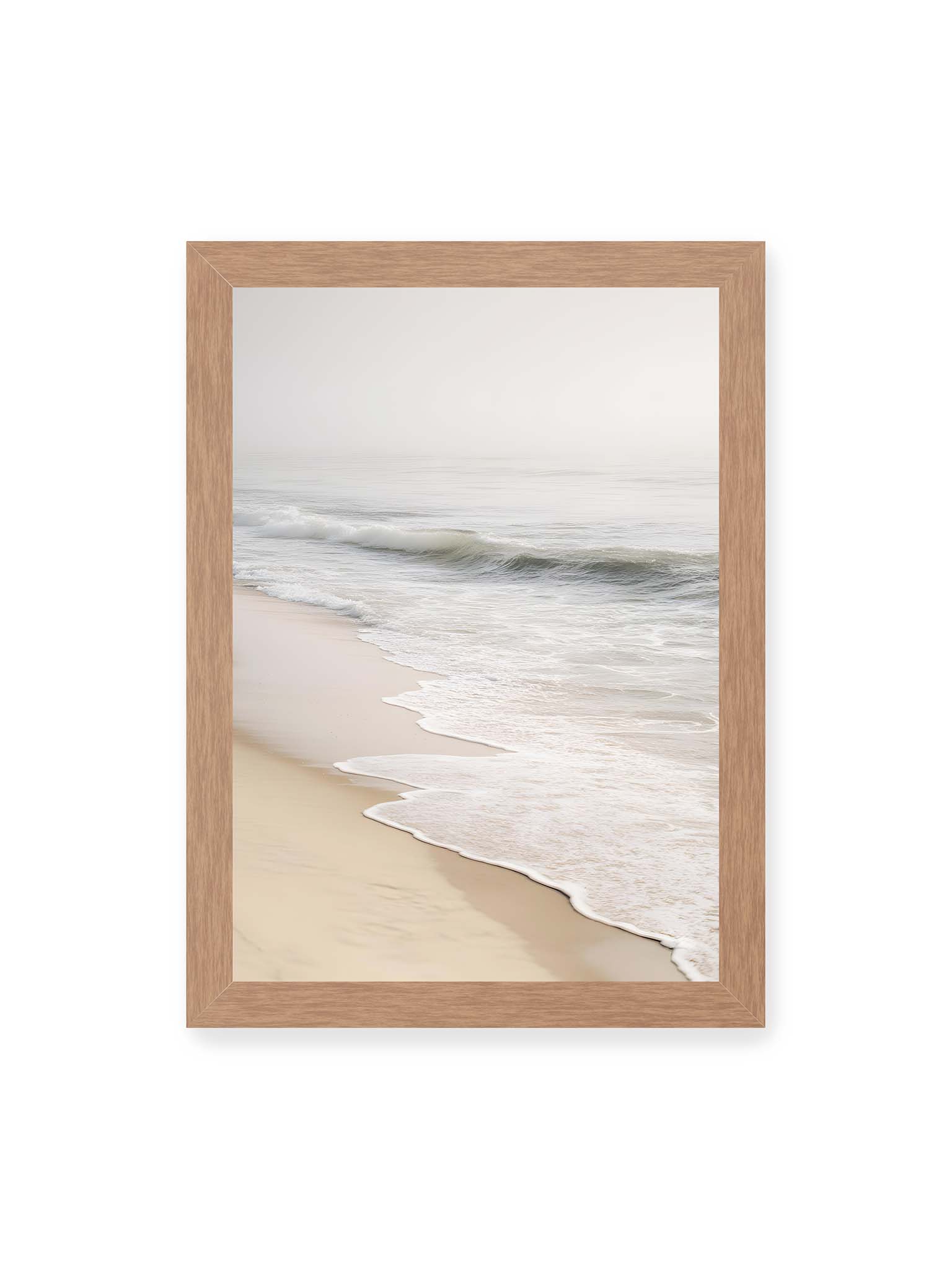 21x30 cm, Eichenrahmen – Sanfte Wellen rollen an einen ruhigen Sandstrand bei diffusem Licht und leichtem Nebel.