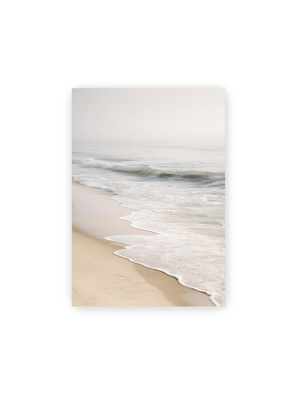 21x30 cm – Sanfte Wellen rollen an einen ruhigen Sandstrand bei diffusem Licht und leichtem Nebel.