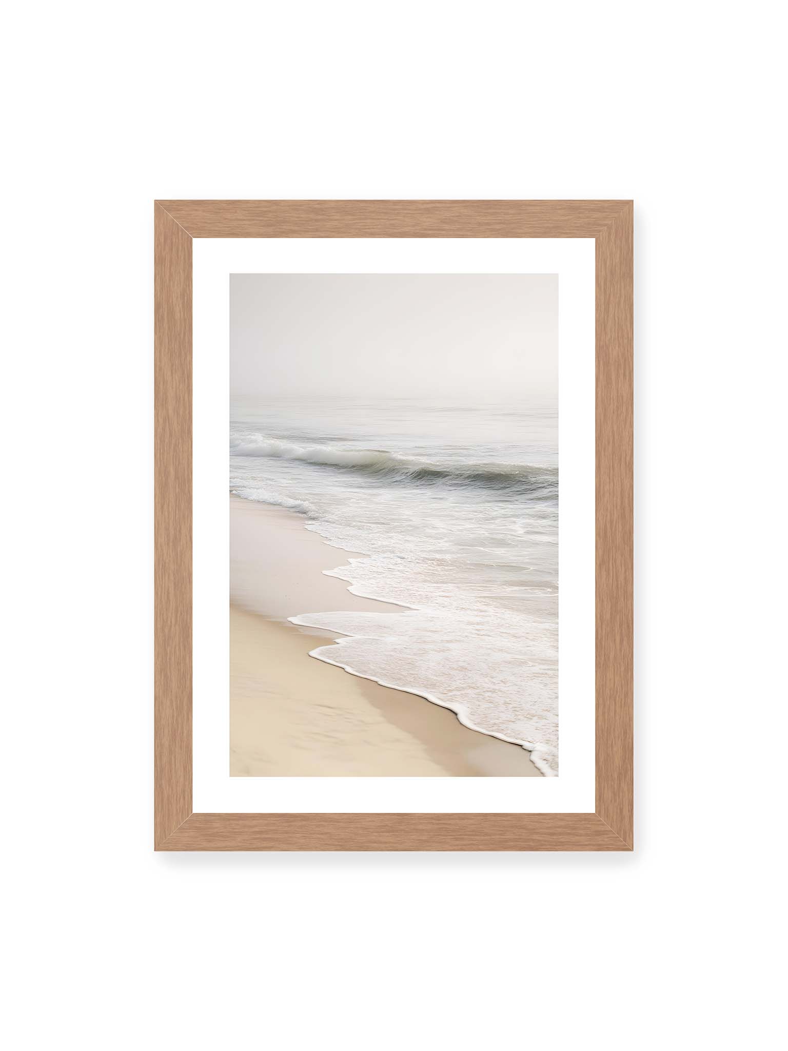 21x30 cm, weißer Galerie-Rand, Eichenrahmen – Sanfte Wellen rollen an einen ruhigen Sandstrand bei diffusem Licht und leichtem Nebel.