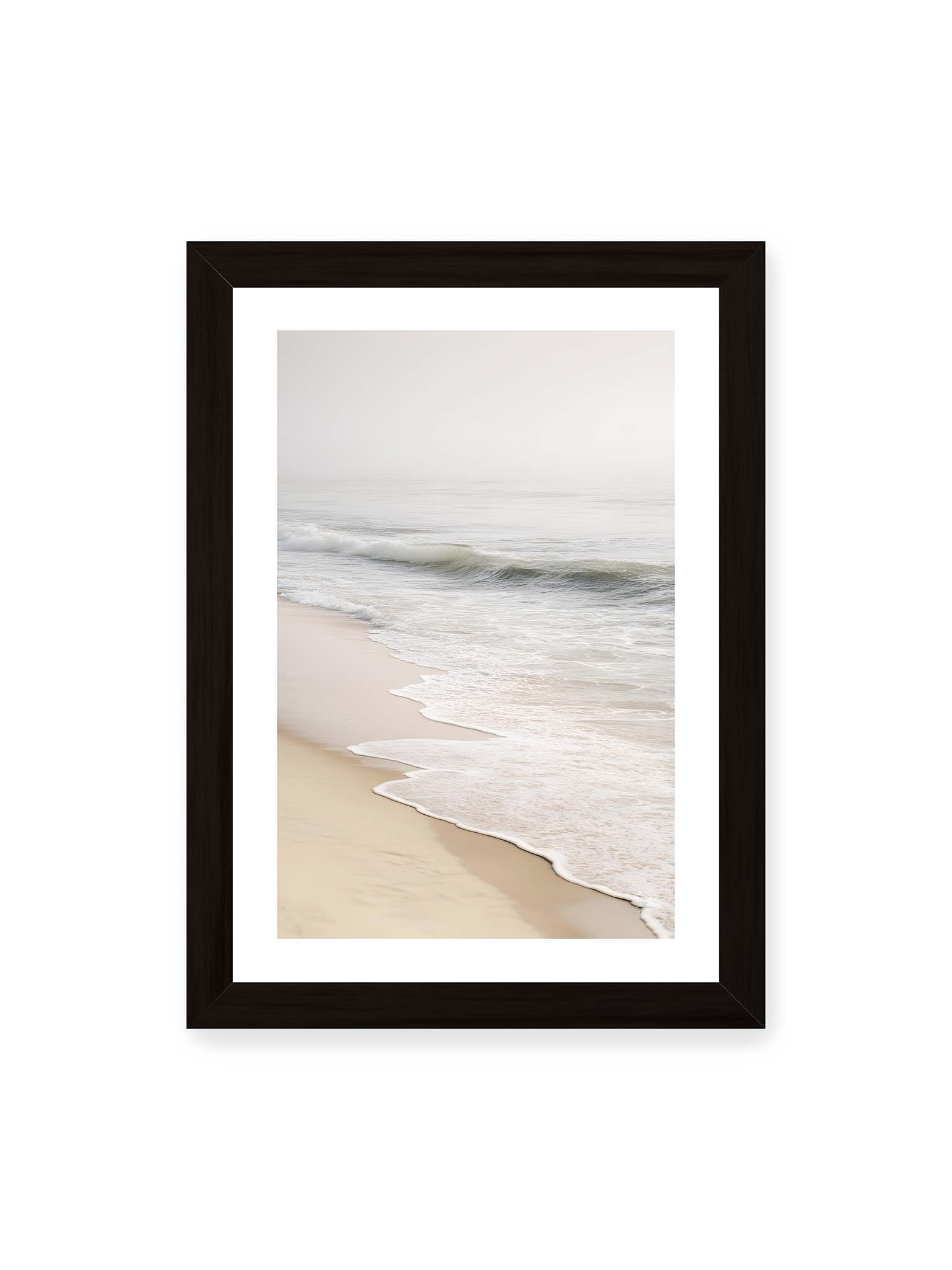 21x30 cm, weißer Galerie-Rand, schwarzer Rahmen – Sanfte Wellen rollen an einen ruhigen Sandstrand bei diffusem Licht und leichtem Nebel.