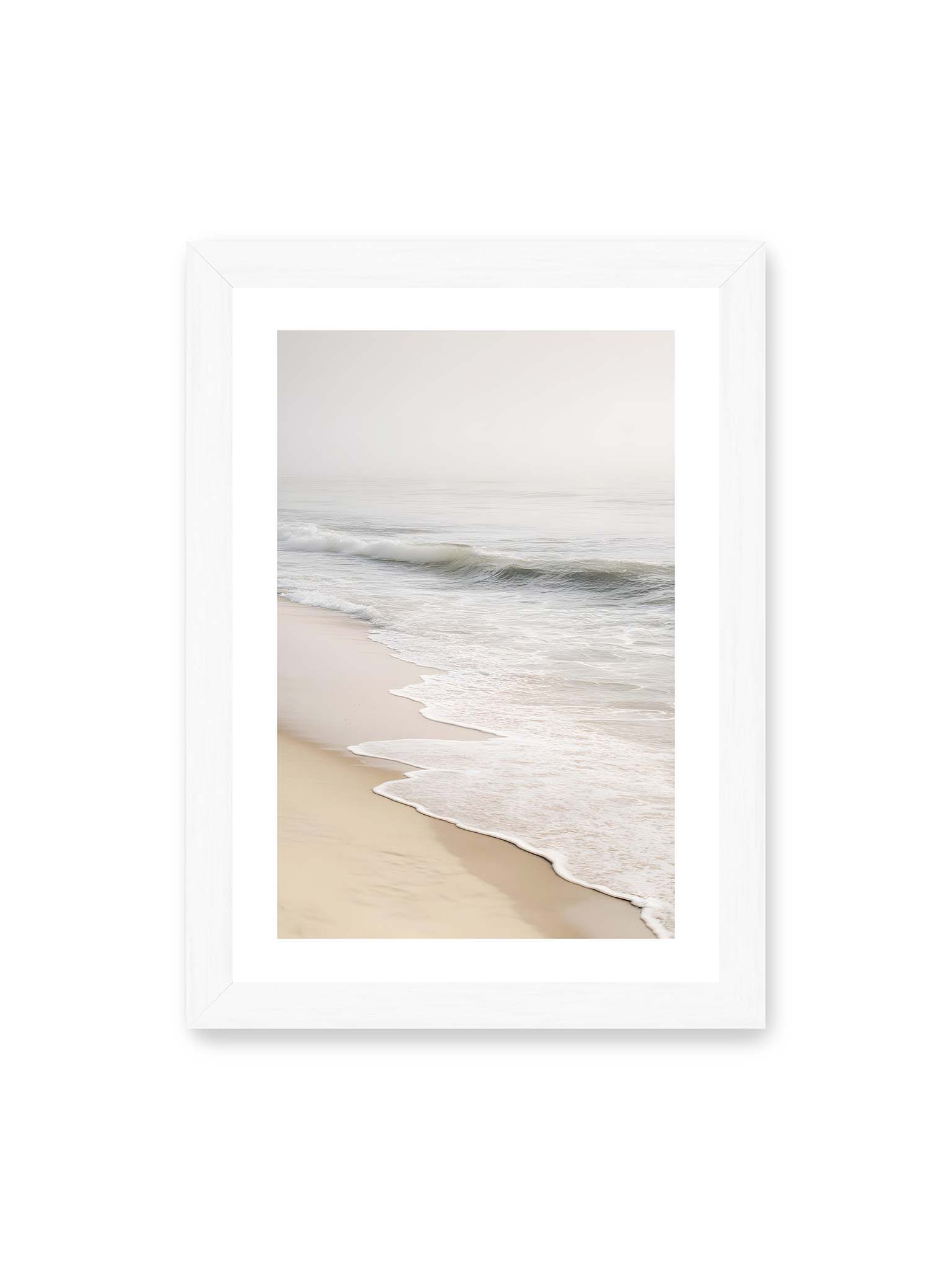 21x30 cm, weißer Galerie-Rand, weißer Rahmen – Sanfte Wellen rollen an einen ruhigen Sandstrand bei diffusem Licht und leichtem Nebel.