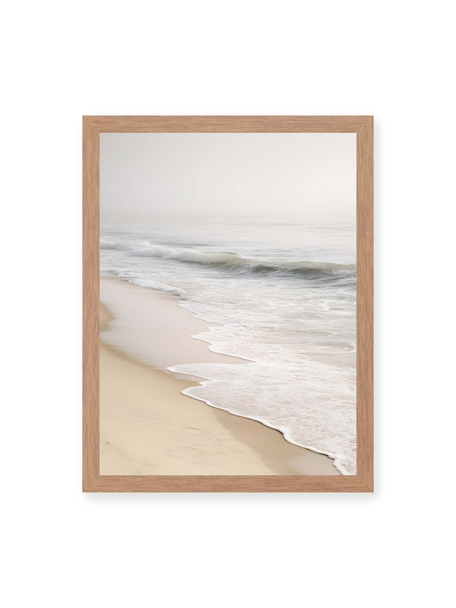 30x40 cm, Eichenrahmen – Sanfte Wellen rollen an einen ruhigen Sandstrand bei diffusem Licht und leichtem Nebel.
