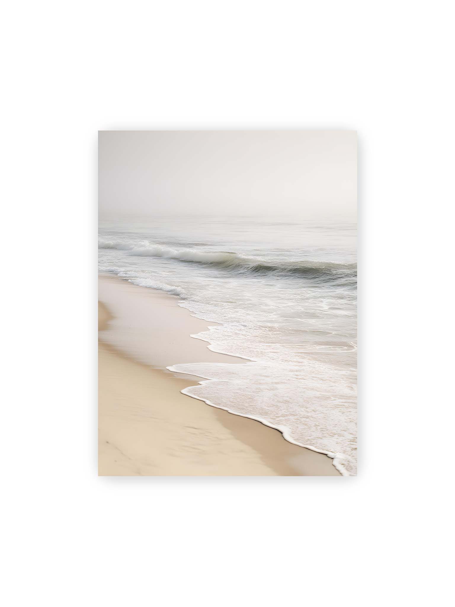 30x40 cm – Sanfte Wellen rollen an einen ruhigen Sandstrand bei diffusem Licht und leichtem Nebel.