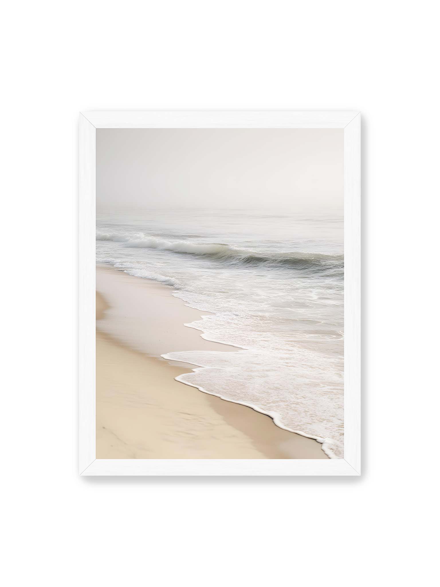 30x40 cm, weißer Rahmen – Sanfte Wellen rollen an einen ruhigen Sandstrand bei diffusem Licht und leichtem Nebel.