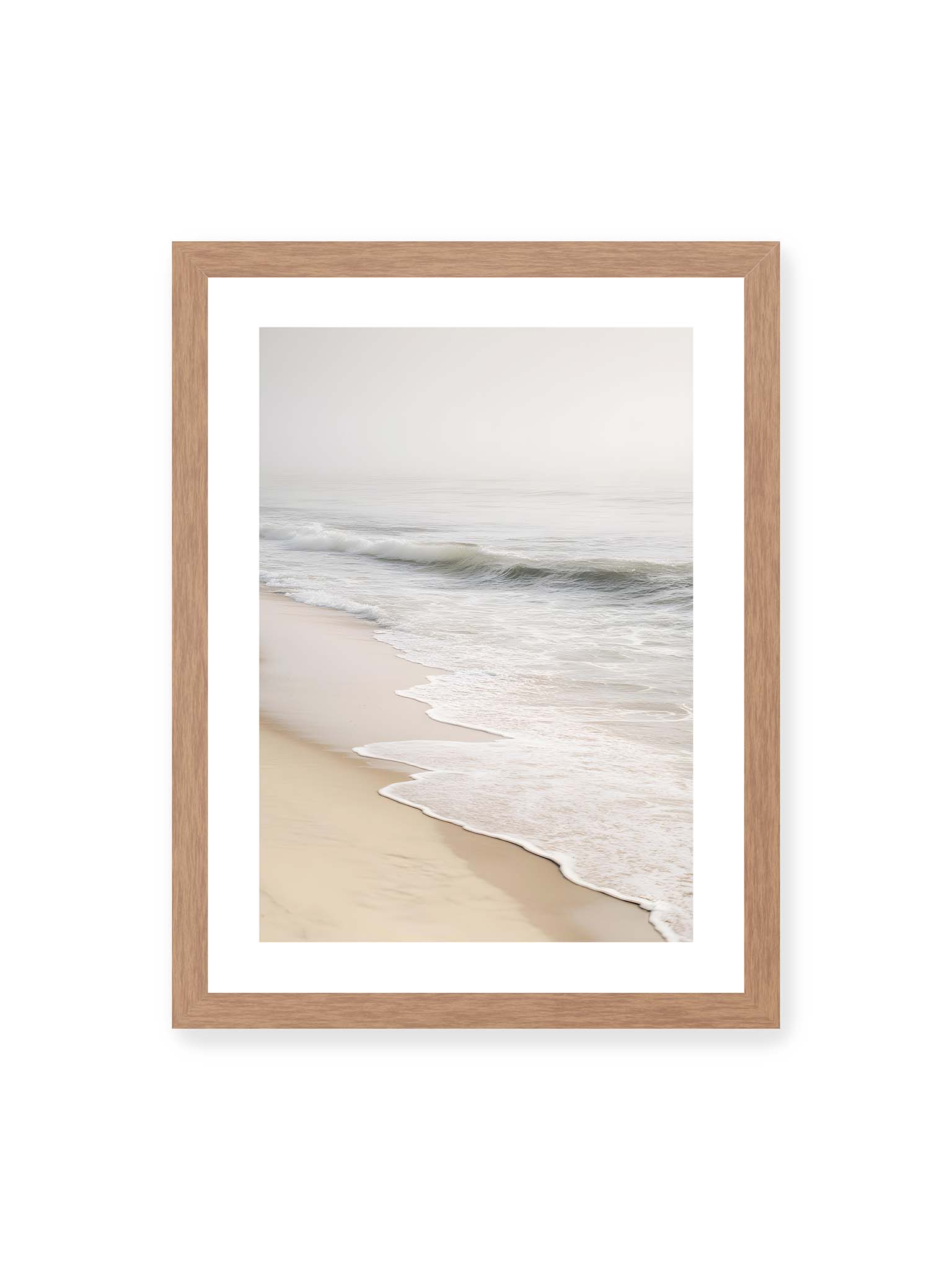 30x40 cm, weißer Galerie-Rand, Eichenrahmen – Sanfte Wellen rollen an einen ruhigen Sandstrand bei diffusem Licht und leichtem Nebel.