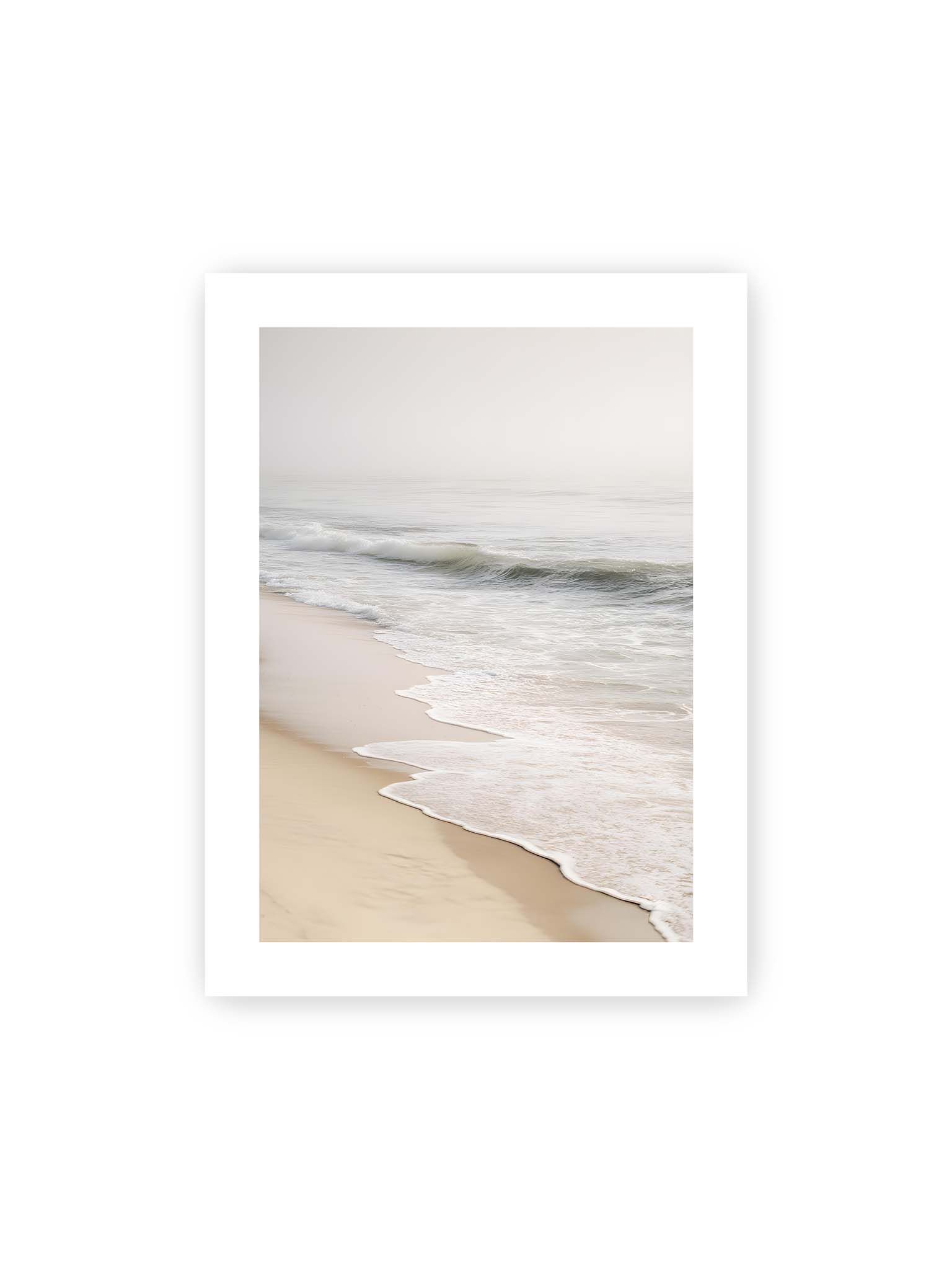 30x40 cm, weißer Galerie-Rand – Sanfte Wellen rollen an einen ruhigen Sandstrand bei diffusem Licht und leichtem Nebel.