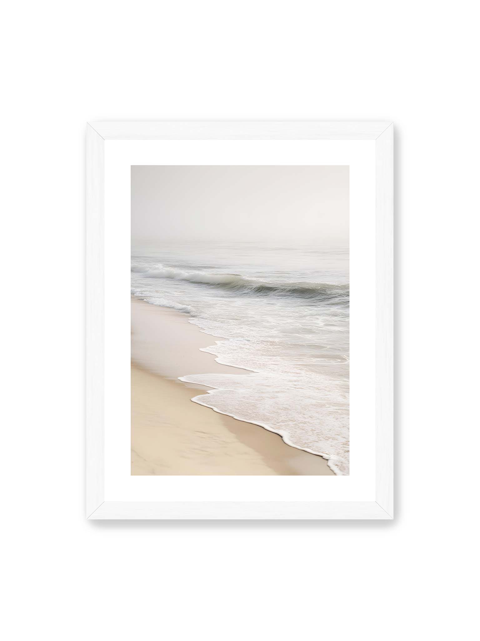 30x40 cm, weißer Galerie-Rand, weißer Rahmen – Sanfte Wellen rollen an einen ruhigen Sandstrand bei diffusem Licht und leichtem Nebel.