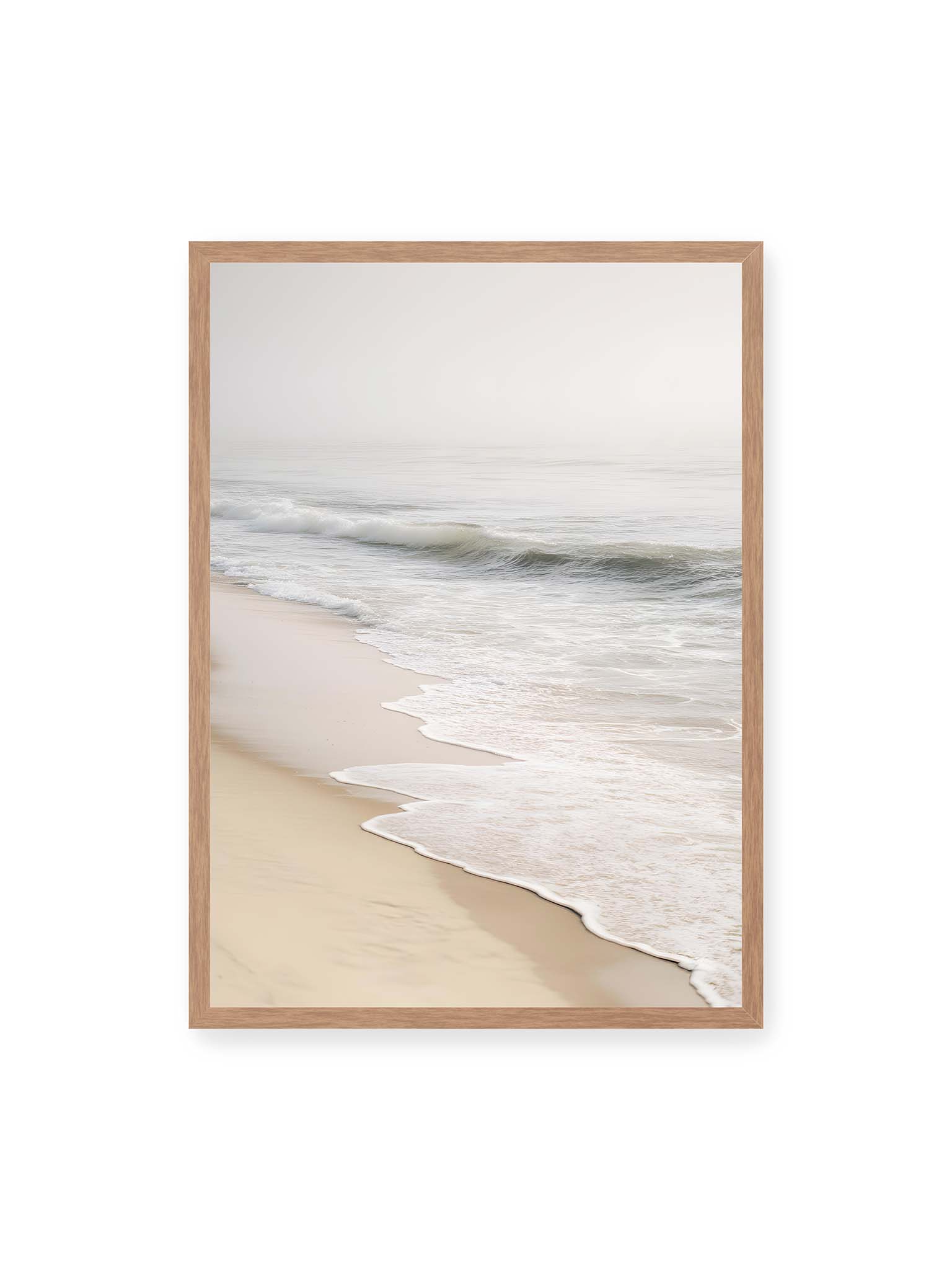 50x70 cm, Eichenrahmen – Sanfte Wellen rollen an einen ruhigen Sandstrand bei diffusem Licht und leichtem Nebel.