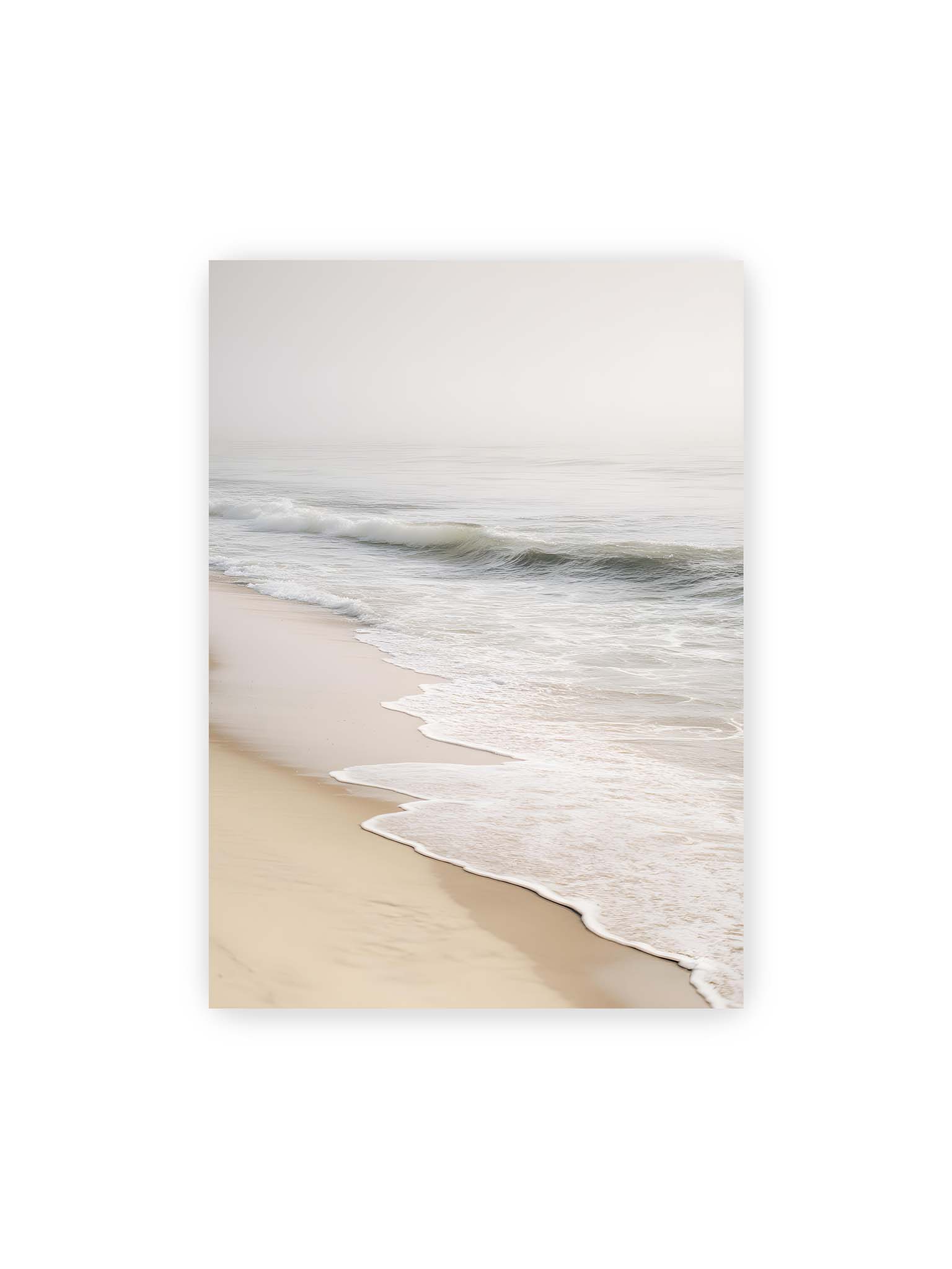 50x70 cm – Sanfte Wellen rollen an einen ruhigen Sandstrand bei diffusem Licht und leichtem Nebel.
