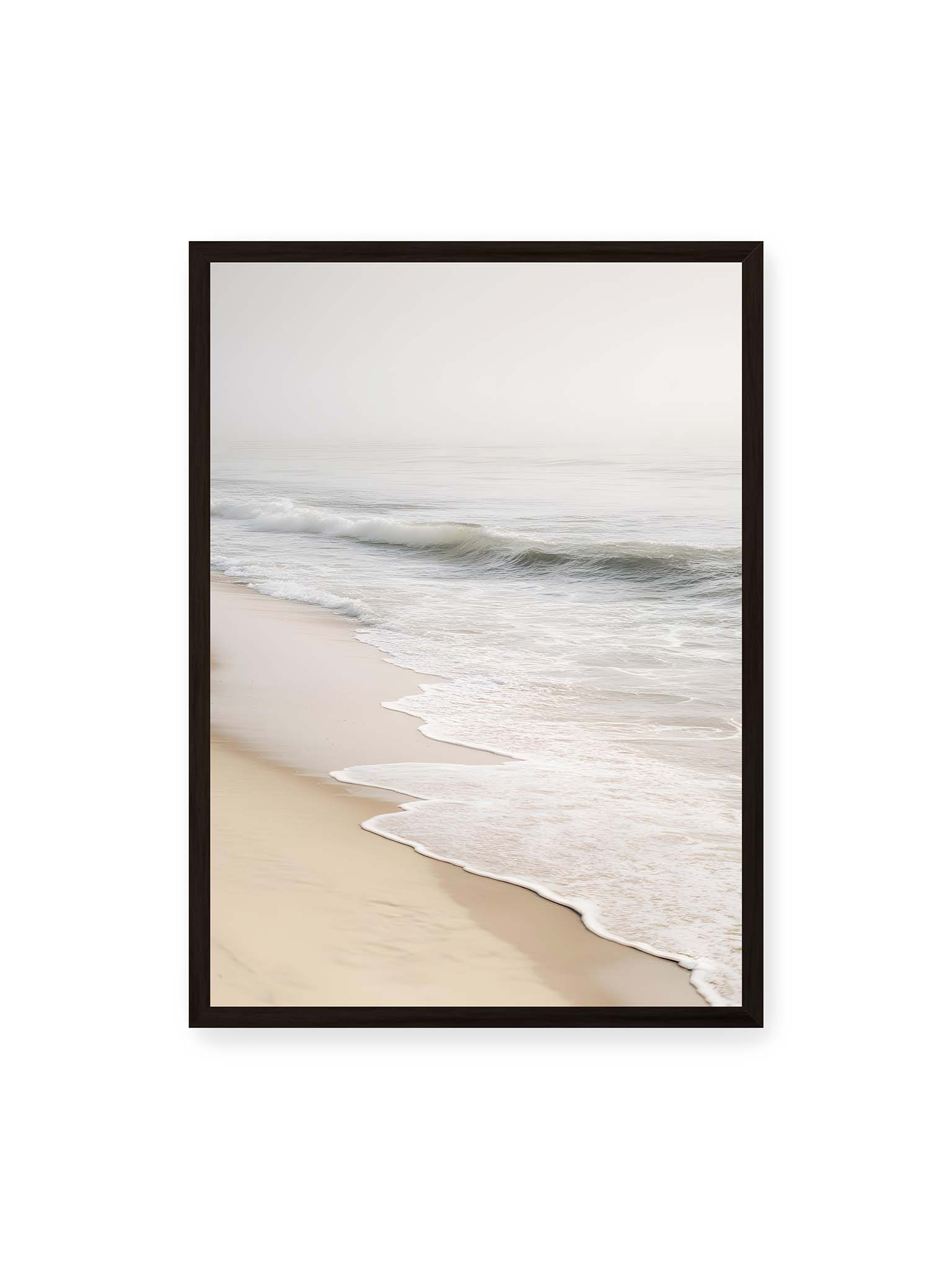 50x70 cm, schwarzer Rahmen – Sanfte Wellen rollen an einen ruhigen Sandstrand bei diffusem Licht und leichtem Nebel.