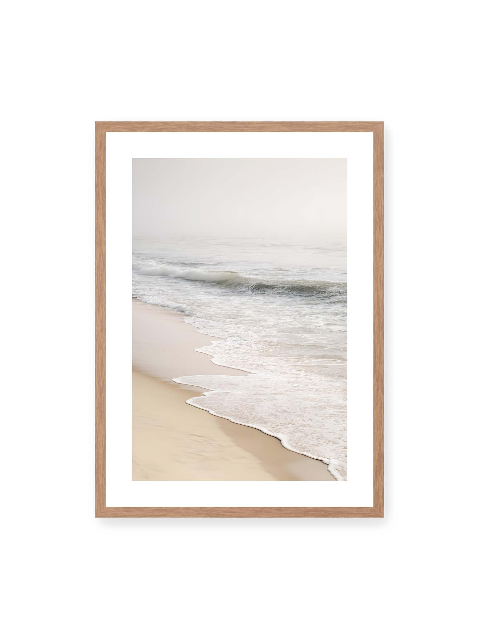 50x70 cm, weißer Galerie-Rand, Eichenrahmen – Sanfte Wellen rollen an einen ruhigen Sandstrand bei diffusem Licht und leichtem Nebel.