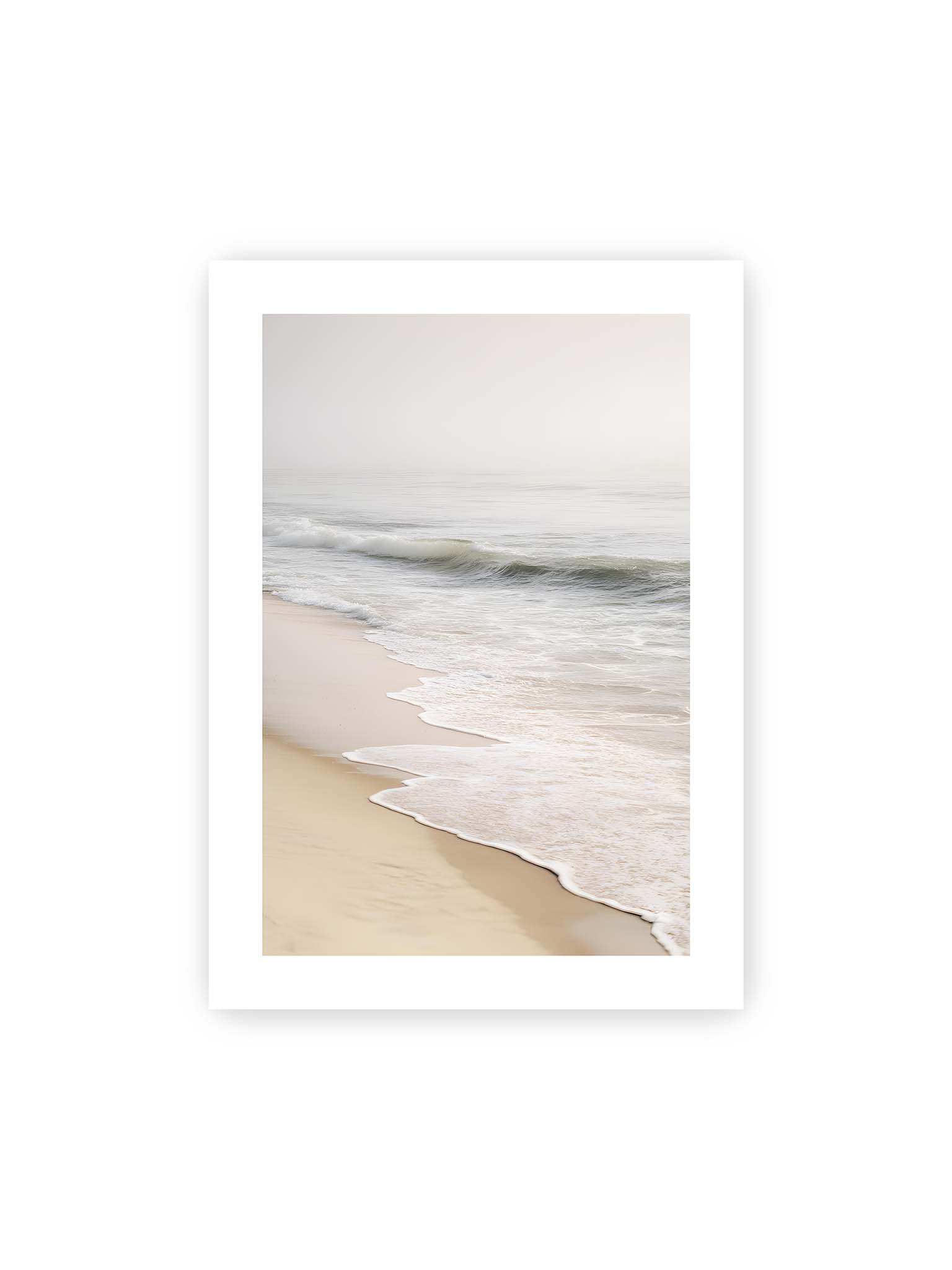 50x70 cm, weißer Galerie-Rand – Sanfte Wellen rollen an einen ruhigen Sandstrand bei diffusem Licht und leichtem Nebel.