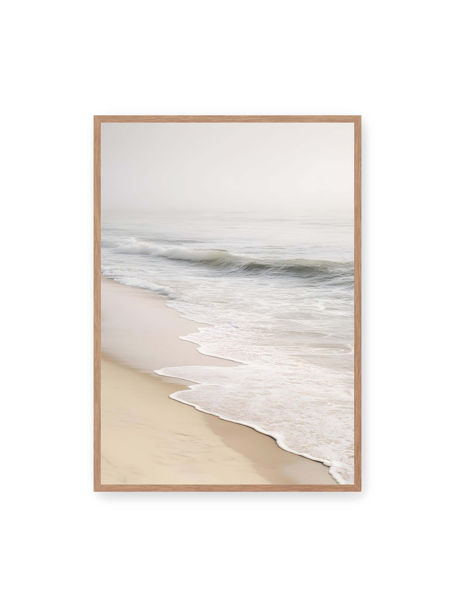 70x100 cm, Eichenrahmen – Sanfte Wellen rollen an einen ruhigen Sandstrand bei diffusem Licht und leichtem Nebel.