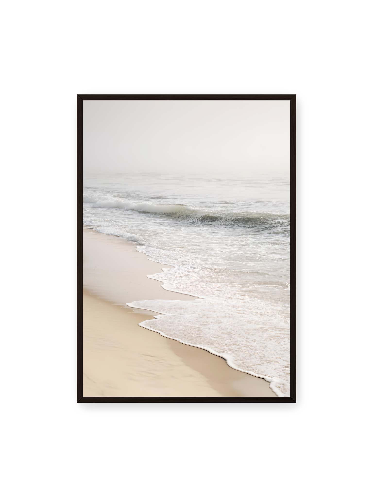 70x100 cm, schwarzer Rahmen – Sanfte Wellen rollen an einen ruhigen Sandstrand bei diffusem Licht und leichtem Nebel.