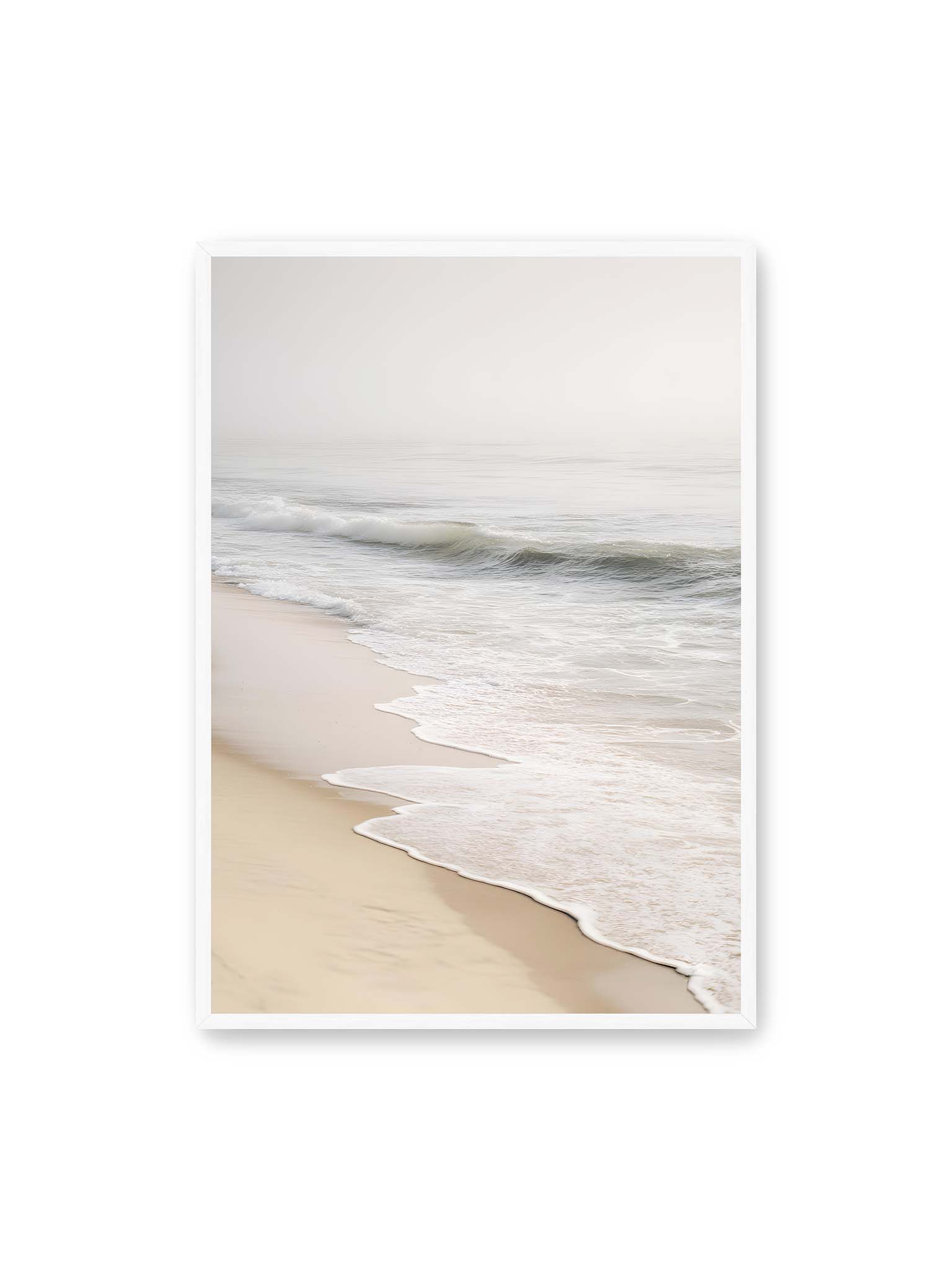 70x100 cm, weißer Rahmen – Sanfte Wellen rollen an einen ruhigen Sandstrand bei diffusem Licht und leichtem Nebel.