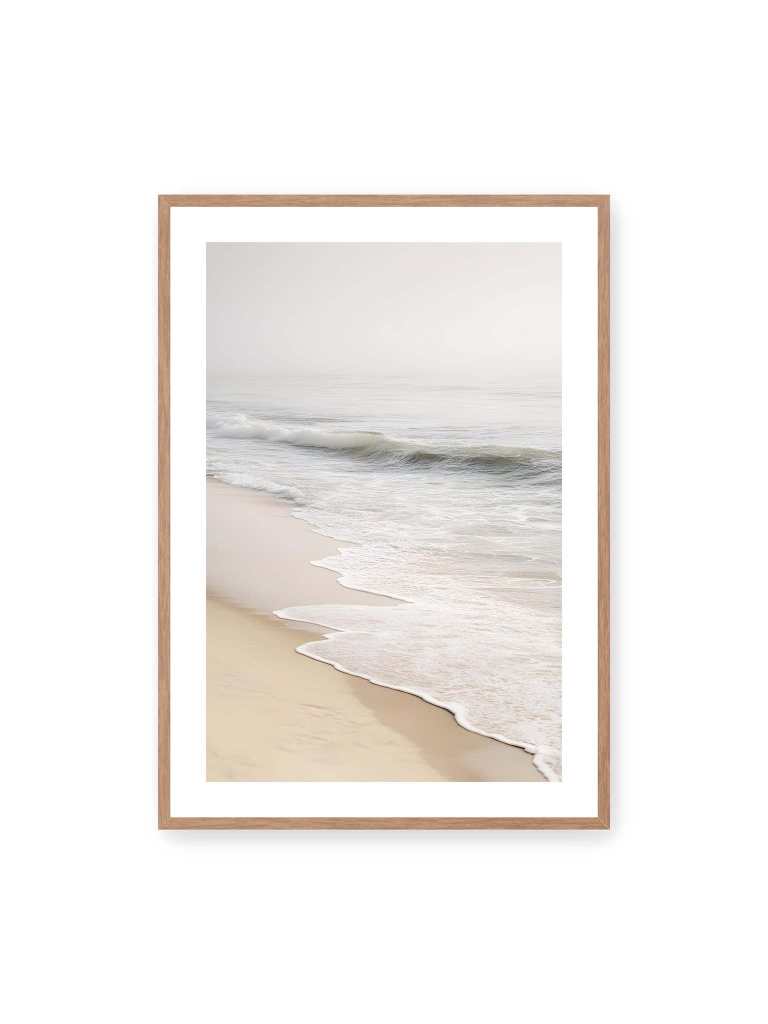 70x100 cm, weißer Galerie-Rand, Eichenrahmen – Sanfte Wellen rollen an einen ruhigen Sandstrand bei diffusem Licht und leichtem Nebel.