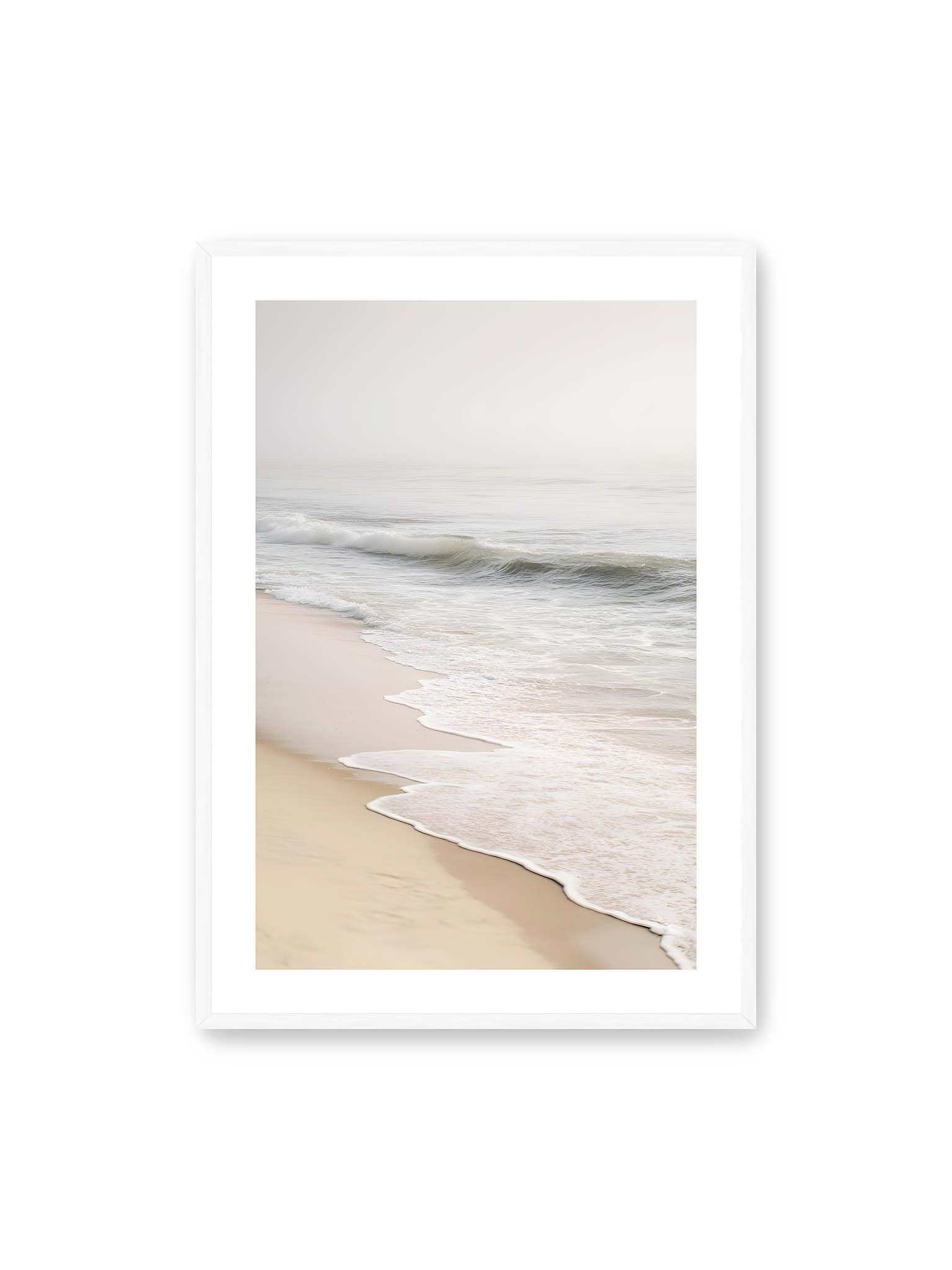 70x100 cm, weißer Galerie-Rand, weißer Rahmen – Sanfte Wellen rollen an einen ruhigen Sandstrand bei diffusem Licht und leichtem Nebel.