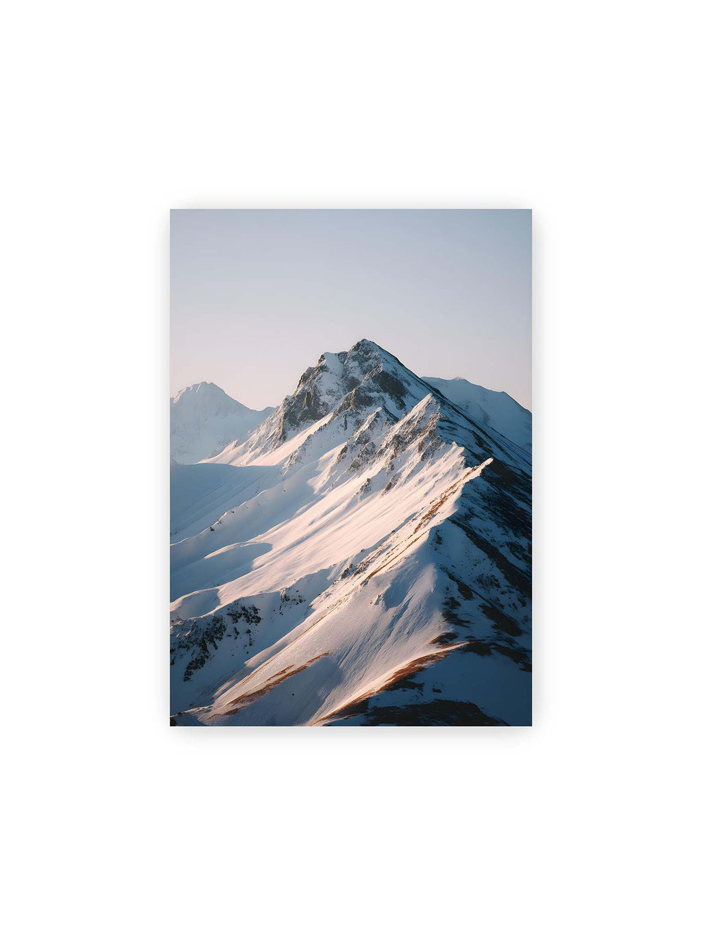 21x30 cm – Schneebedeckte Bergkämme im sanften Licht mit klaren Linien und weiten Schneeflächen in alpiner Landschaft.